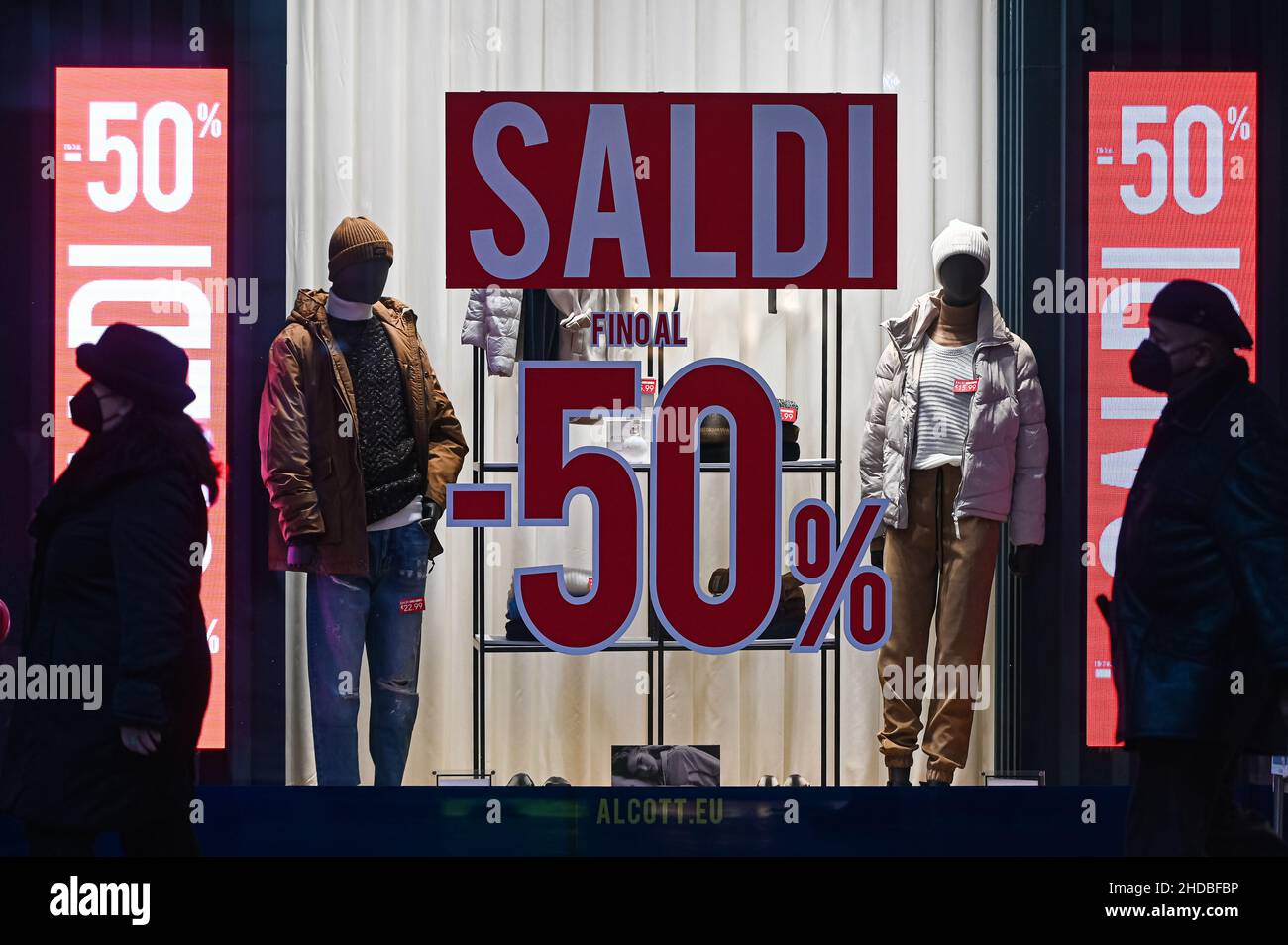 MILAN, ITALIE - JANVIER 5: Les gens magasinent le premier jour des ventes d'hiver à Milan, Italie le 5 janvier 2022 crédit: Piero Cruciatti/Alay Live News Banque D'Images