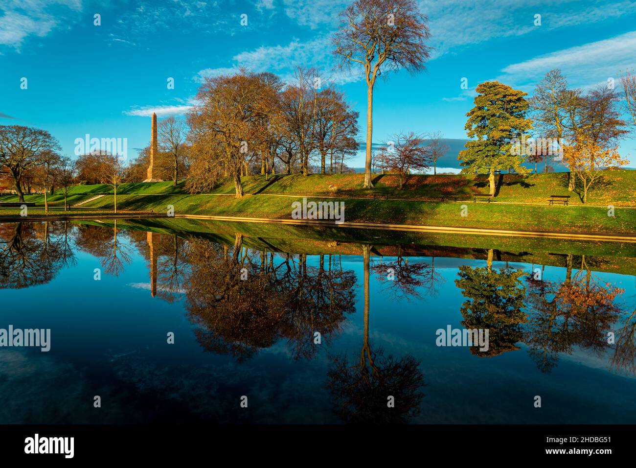 Le parc Duthie, Aberdeen, Écosse, avec des reflets dans la lumière du matin. Banque D'Images