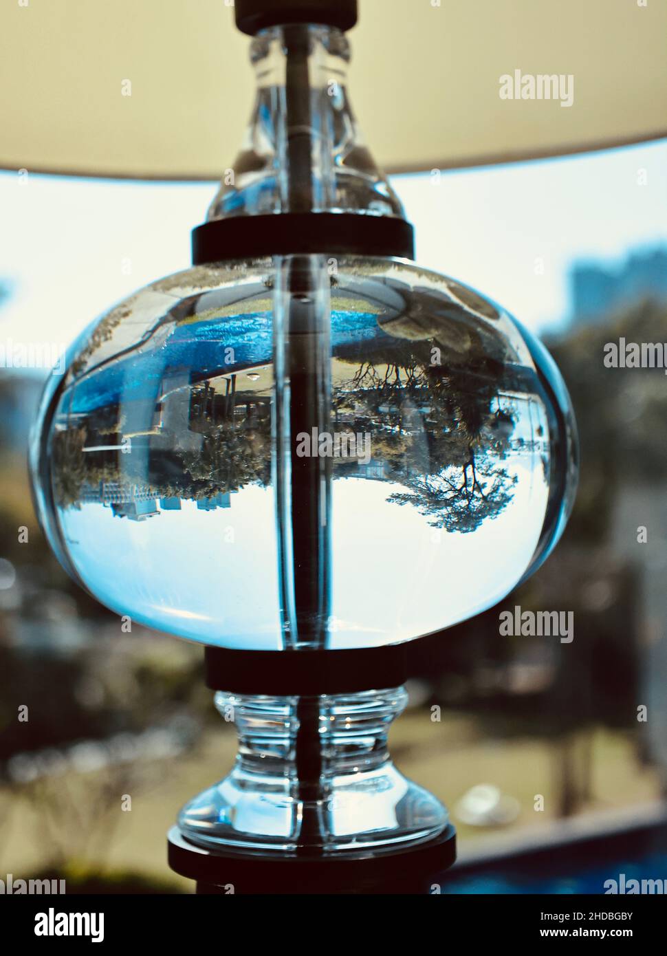 Plan vertical d'un pot de verre plein d'eau avec un reflet d'une cour arrière Banque D'Images