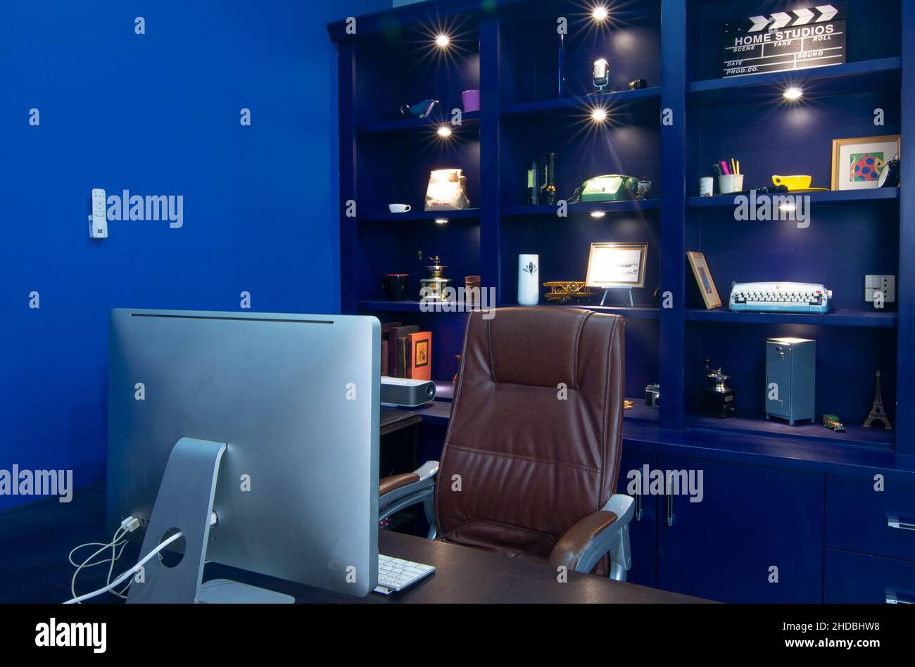 Décoration intérieure de bureau avec vue sur le bureau et l'étagère. Banque D'Images