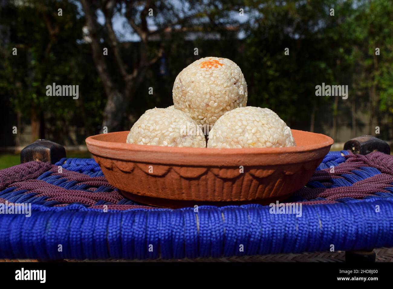 Recette Tilgul ladoo. Graines de sésame blanc enrobées de sucre de jaggery.Des sucreries indiennes servies mangées du mithai traditionnel indien jusqu'au bati Banque D'Images