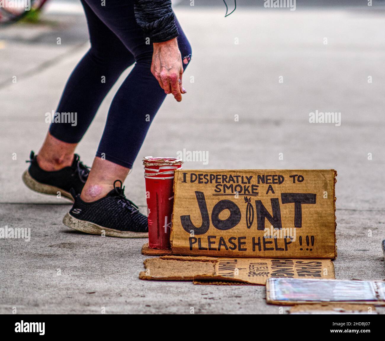 Signe de texte J'ai désespérément besoin de fumer un joint à côté d'une tasse de collecte à l'extérieur à Toronto Canada Banque D'Images