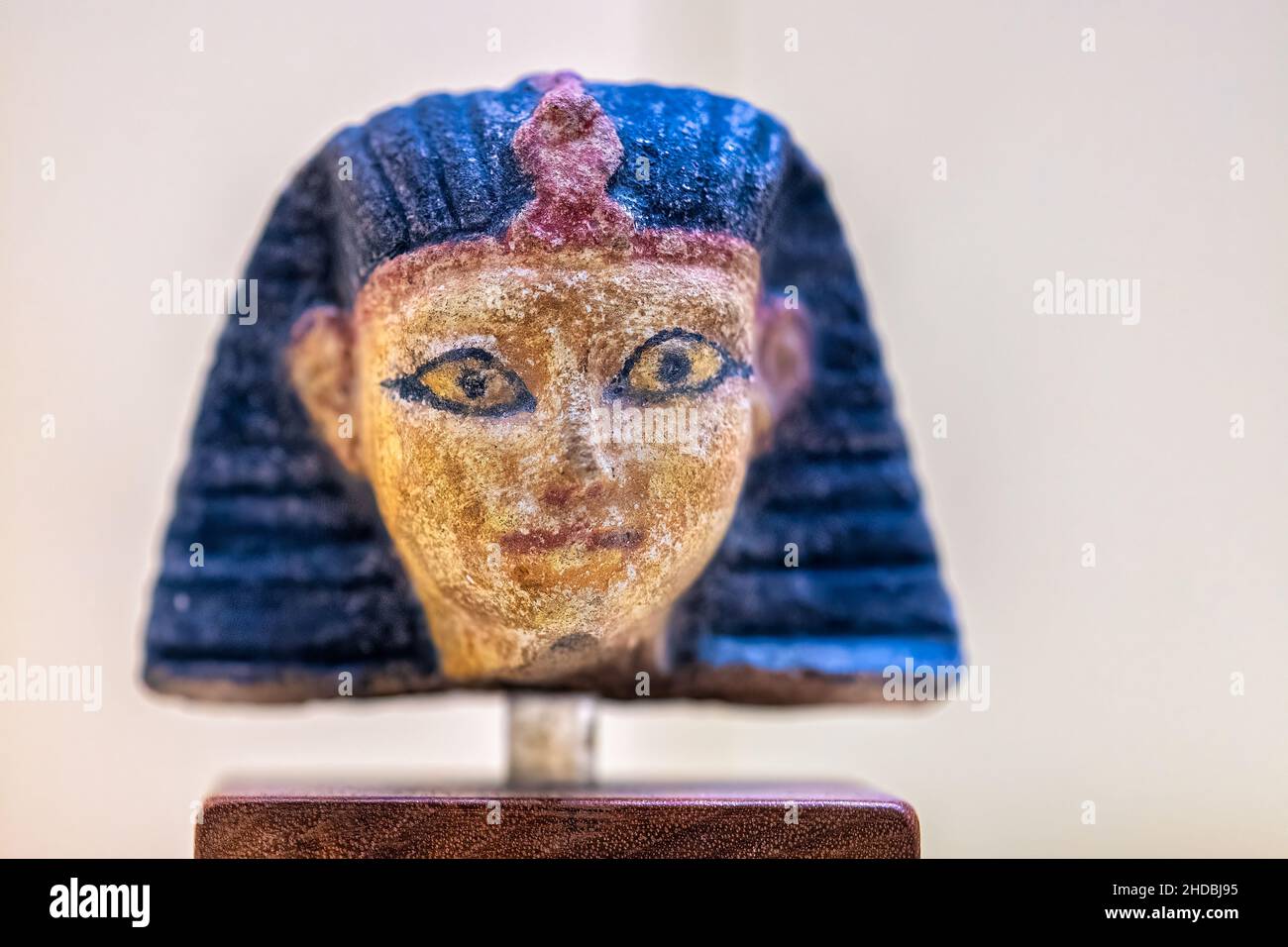 Tête d'un roi sculpté dans le calcaire.Objets anciens de la culture égyptienne vus au Musée royal de l'Ontario (ROM) le 5 janvier 2022 Banque D'Images