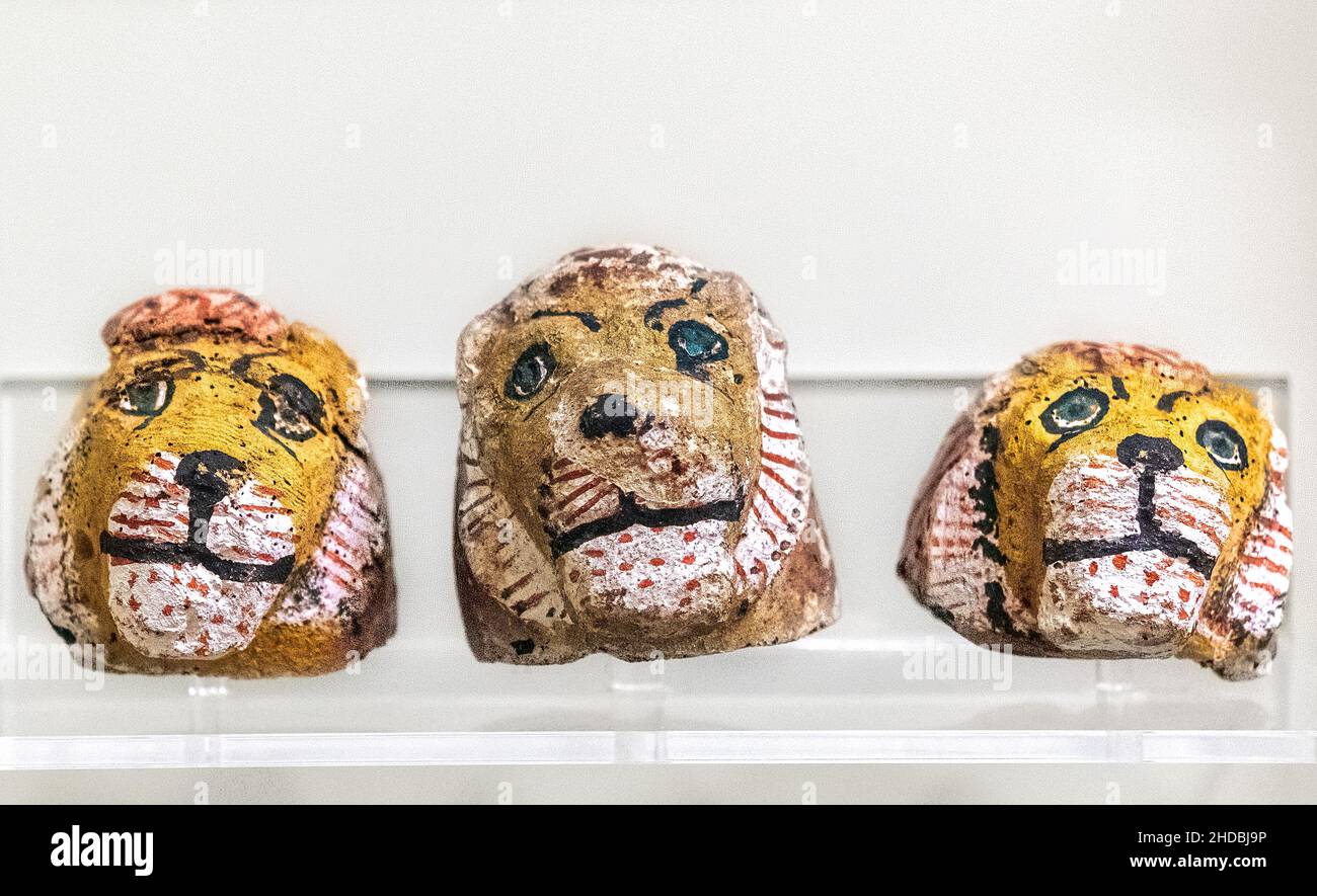 Têtes de lion sculptées en bois de décoration de mobilier ancien.Objets anciens de la culture égyptienne vus au Musée royal de l'Ontario (ROM) le 5 janvier 202 Banque D'Images