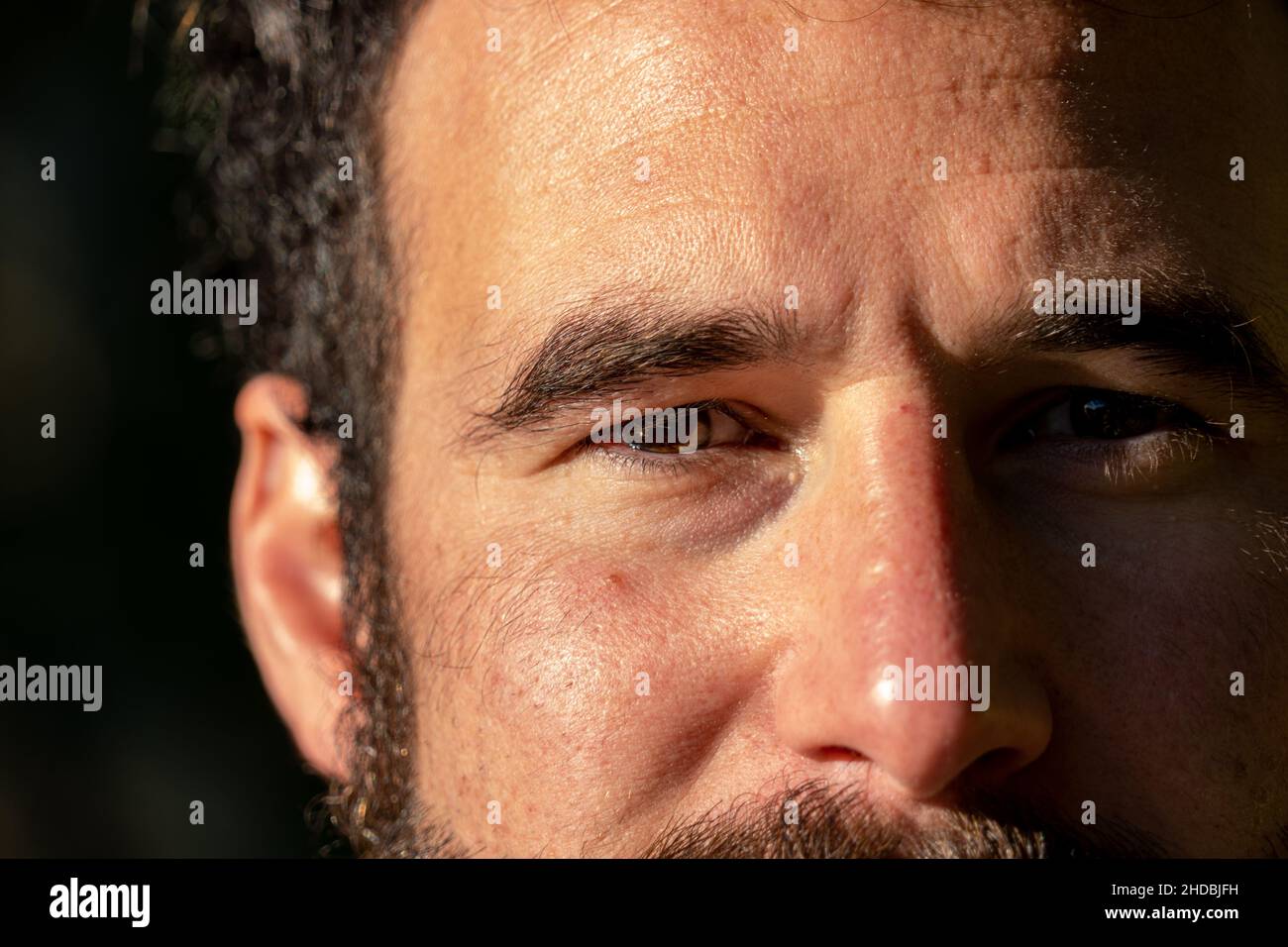 Gros plan d'un homme hispanique regardant la caméra en Argentine Banque D'Images
