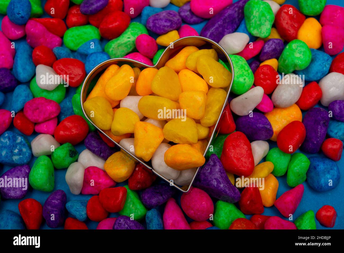 Galet de couleur jaune sur des pierres multicolores. Banque D'Images