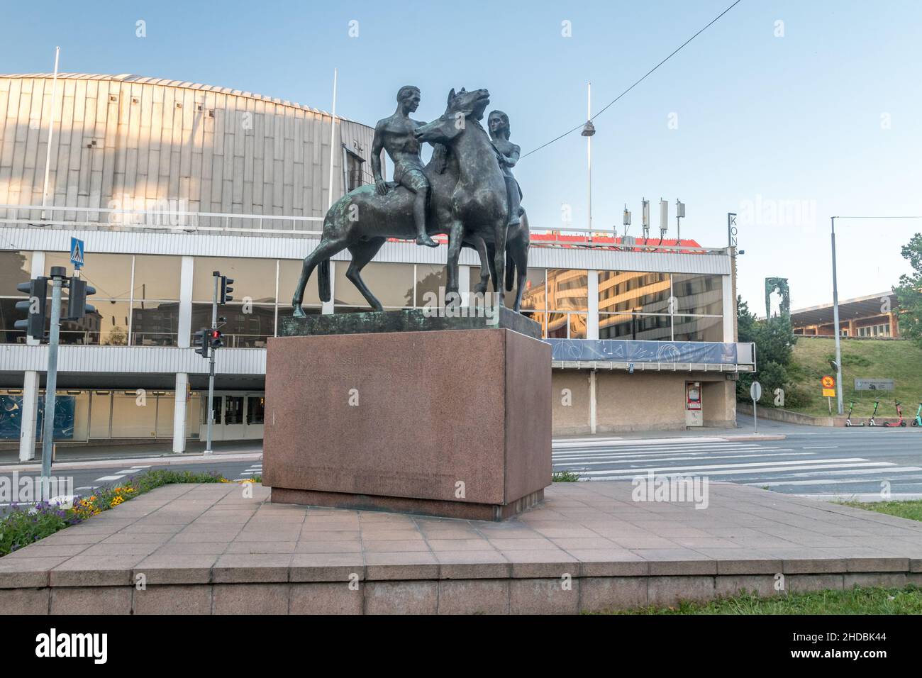Turku, Finlande - 4 août 2021 : lorsque des amitiés sont faites (Nar vanskapsbanden knytes), sculpture érigée par Waino Aaltonen, située dans le Puutori ma Banque D'Images
