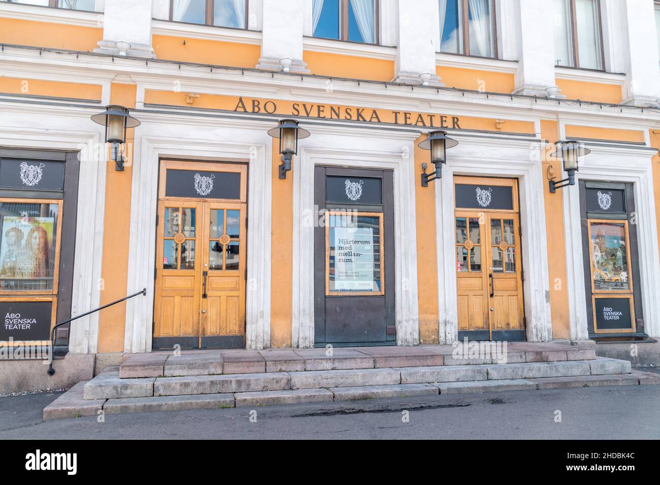 Turku, Finlande - 6 août 2021 : entrée au théâtre suédois de Turku.Terminé en 1839.Architectes : p. J. Gylich et Carl Ludvig Engel. Banque D'Images