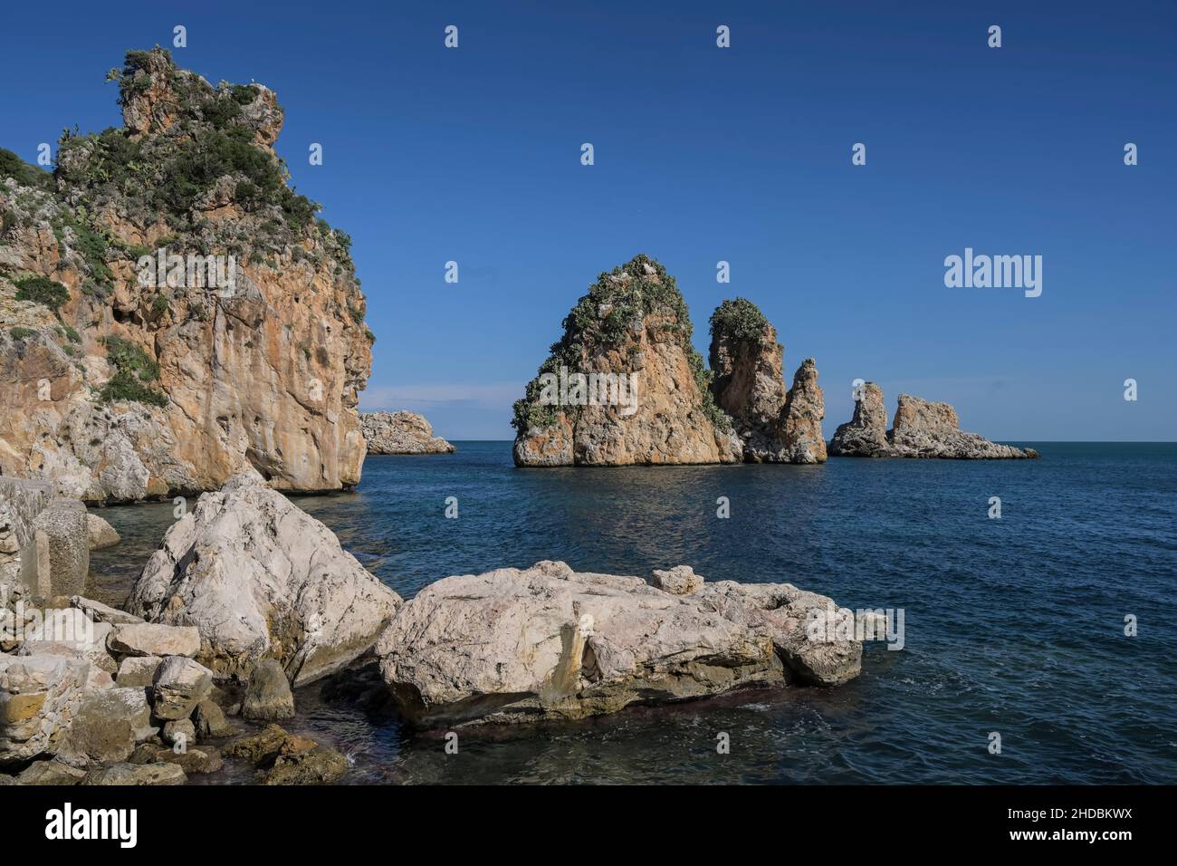 Felsen im Meer an der Tonnara di Scopello, Sizilien, Italien Banque D'Images