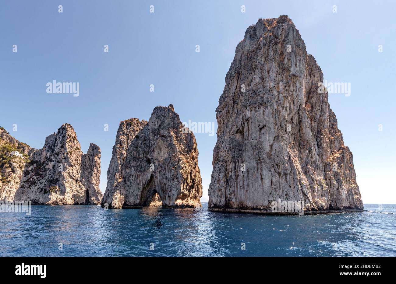 Les rochers Faraglioni de Capri dans le golfe de Naples. Italie Banque D'Images