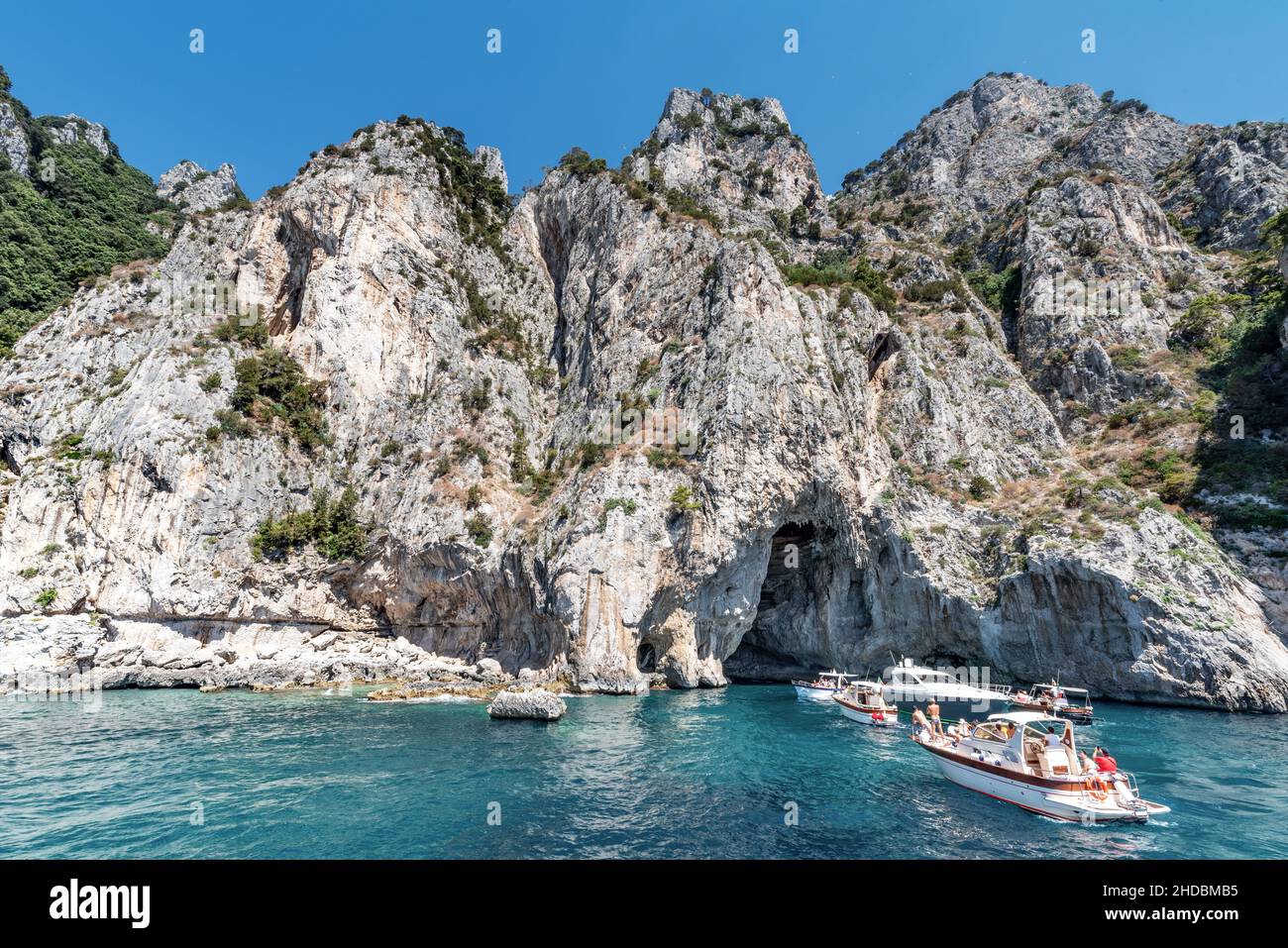 Grotte caractéristique dans la montagne de Capri, une destination pour de nombreux visiteurs. Banque D'Images