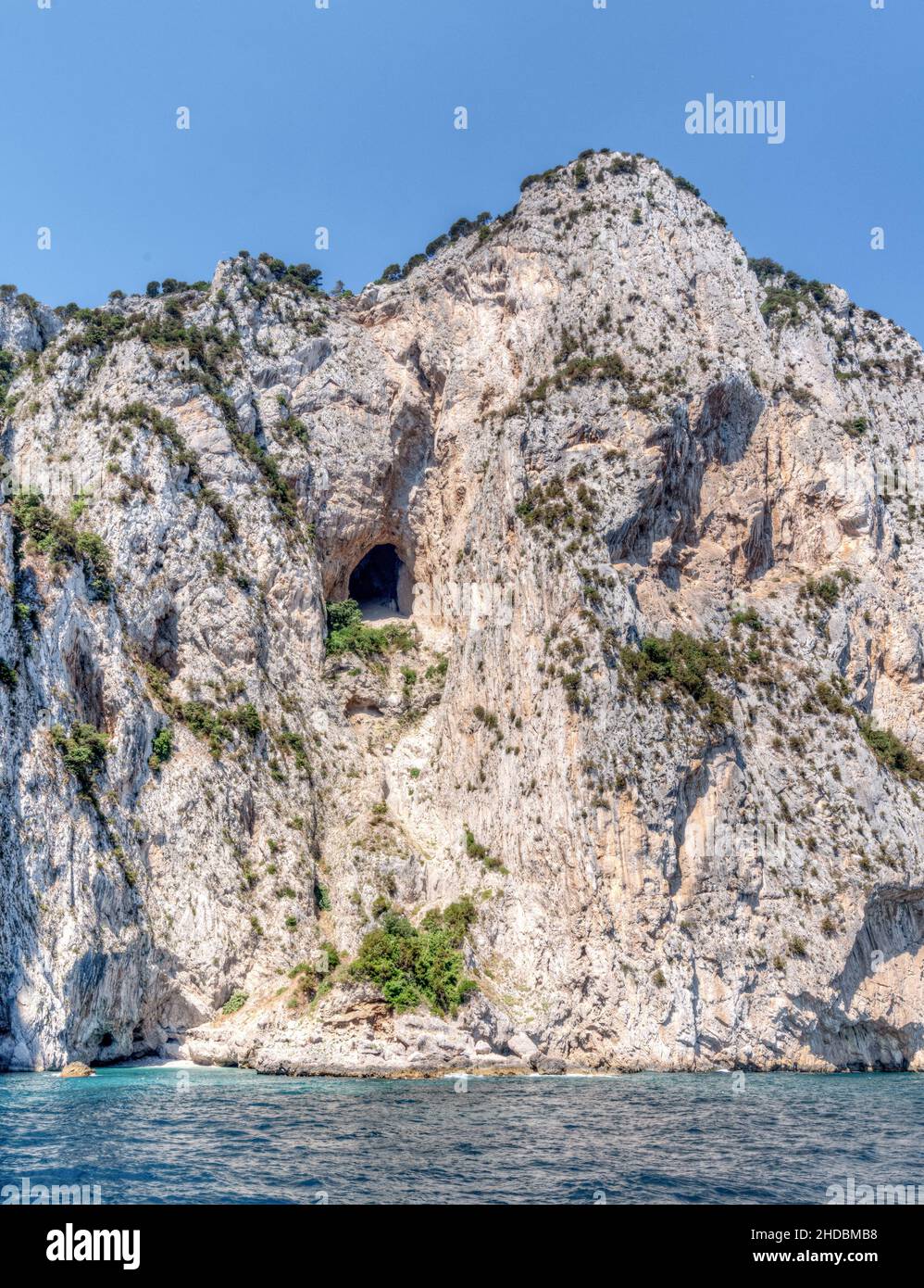 Grotte caractéristique dans la montagne de Capri, une destination pour de nombreux visiteurs. Banque D'Images