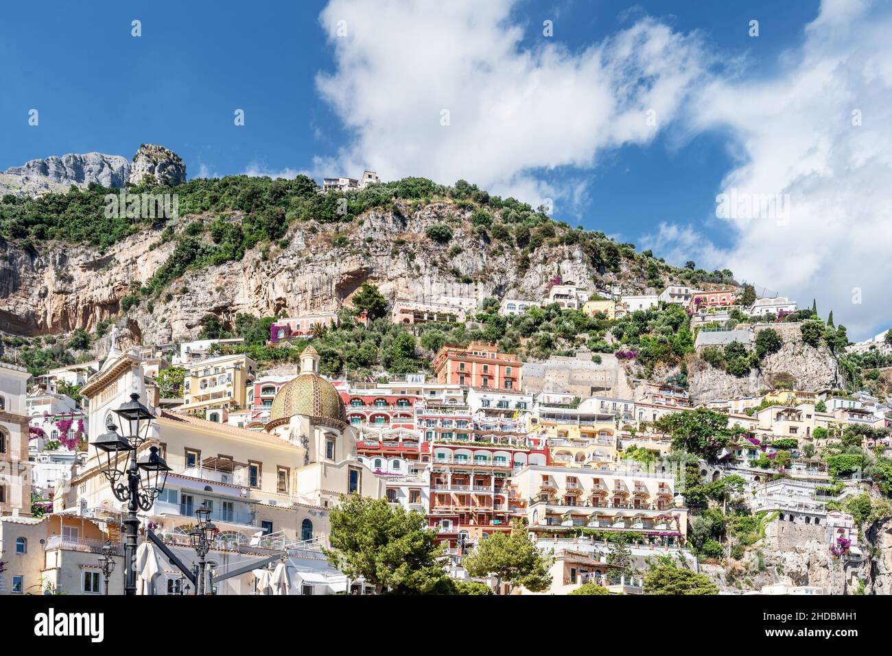 Vue sur le village de Positano le long de la côte amalfitaine en Italie, avec ses maisons colorées caractéristiques Banque D'Images