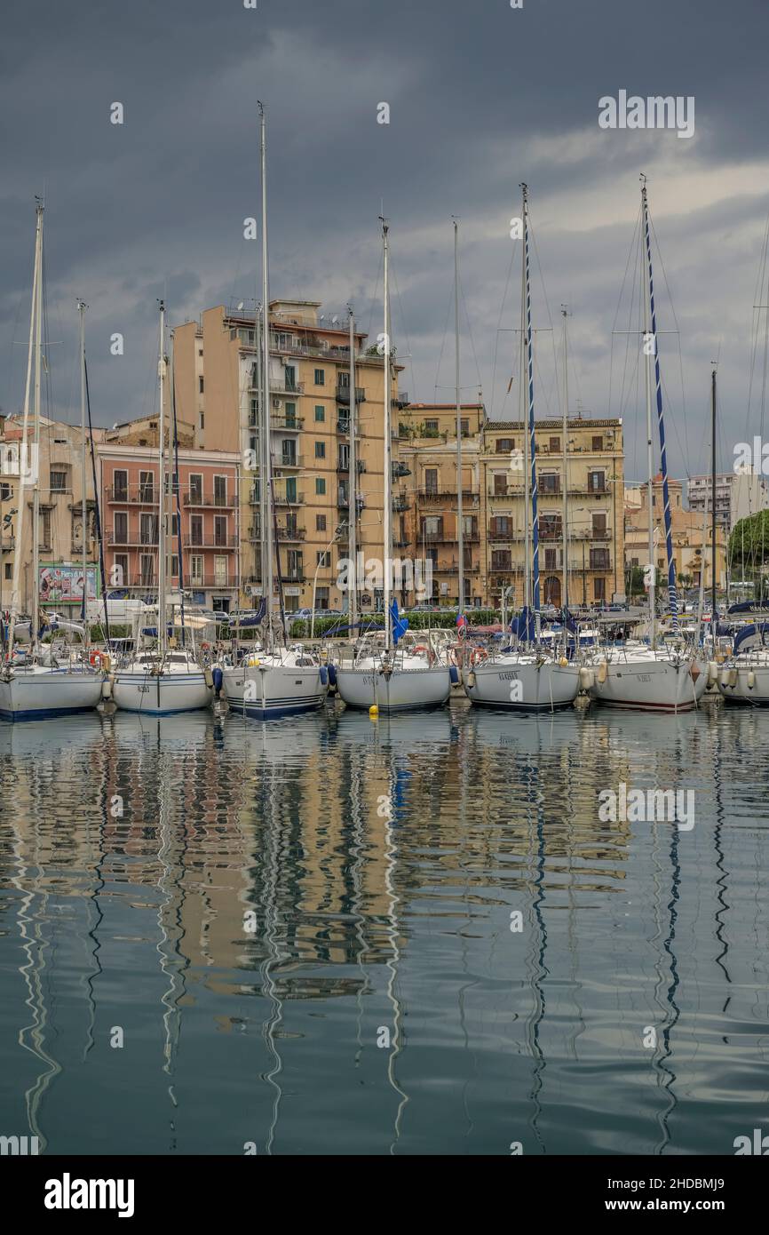Yachthafen und Marina la Cala, Palerme, Sizilien, Italie Banque D'Images