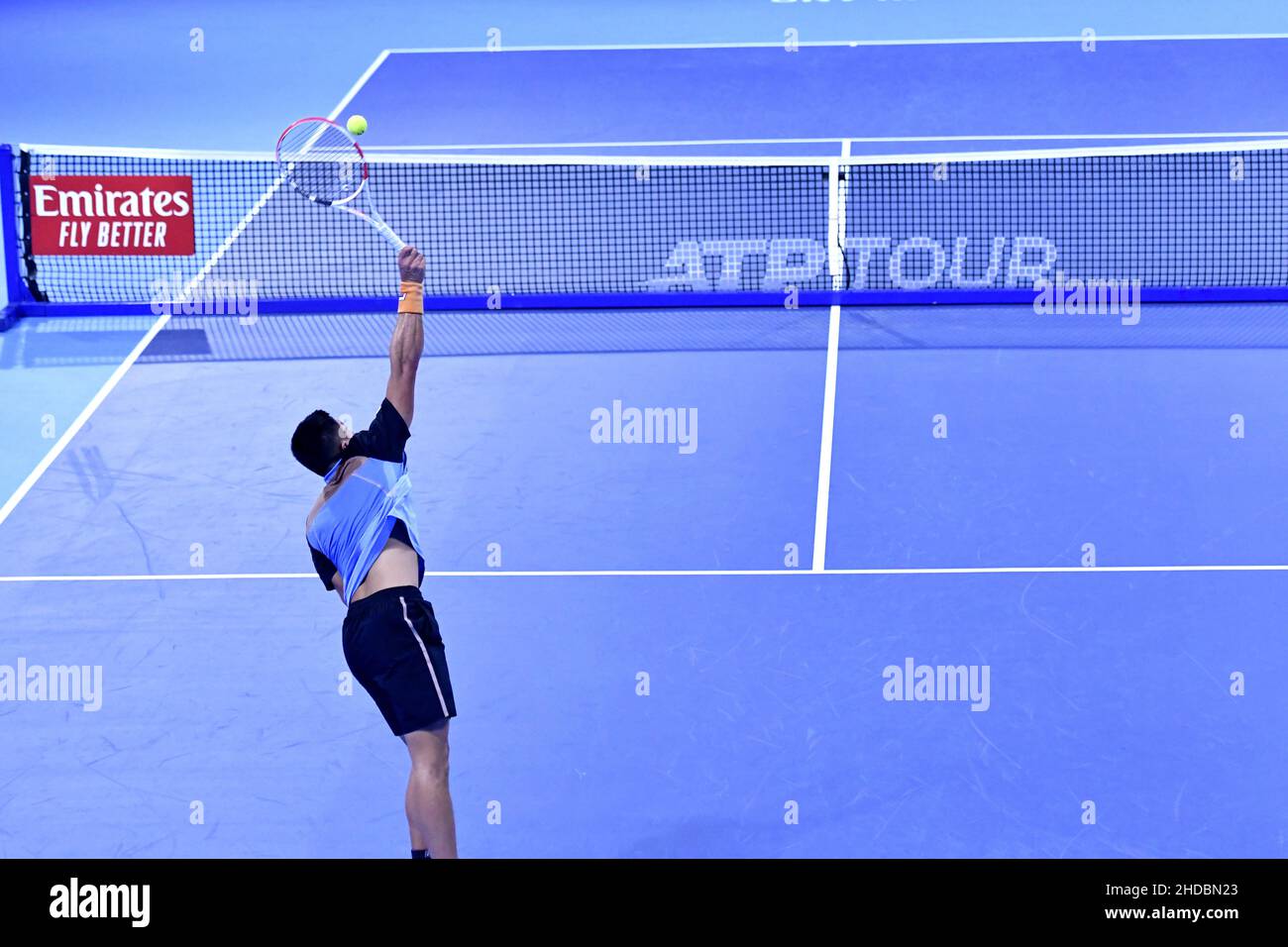 Service de tennis lors d'un match de tennis des finales ATP de la prochaine génération au court de tennis intérieur de l'Allianz Cloud, à Milan 2021. Banque D'Images