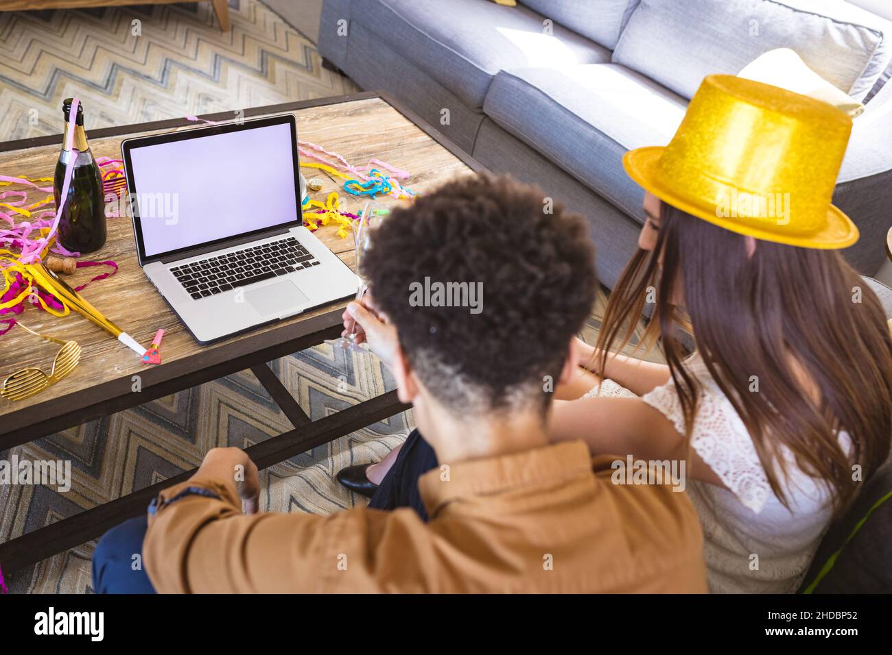 Couple biracial profitant de la fête virtuelle par appel vidéo sur ordinateur portable avec espace de copie Banque D'Images