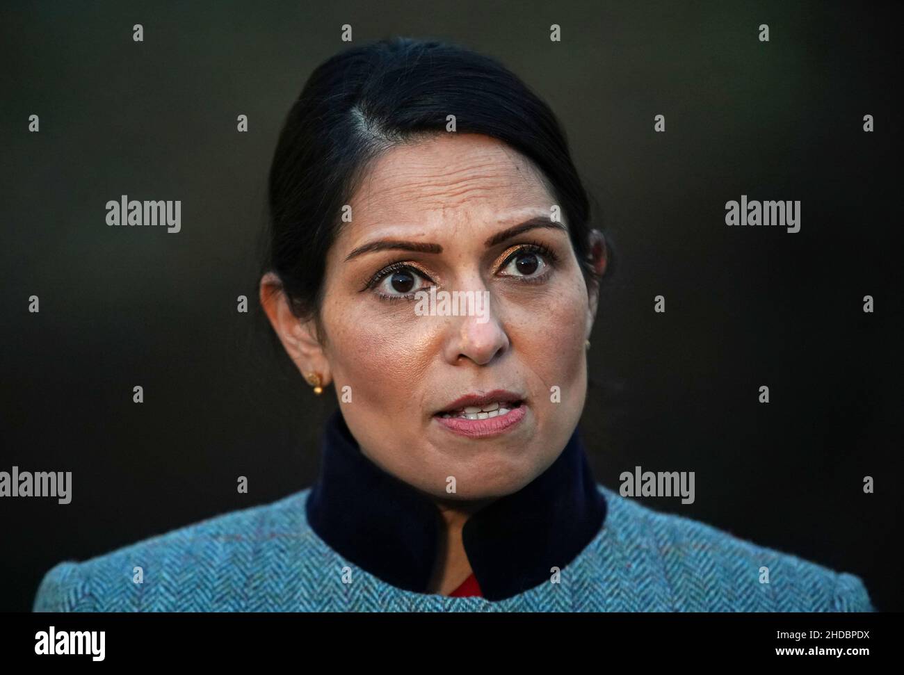 Photo du dossier datée du 04/01/2022 du Secrétaire à l'intérieur Priti Patel qui a appelé des conseillers scientifiques pour tenter d'utiliser des radiographies et d'autres contrôles médicaux sur les demandeurs d'asile pour empêcher les hommes adultes de « se faire passer pour des enfants » sur leurs demandes.Date de publication : le mercredi 5 janvier 2022. Banque D'Images