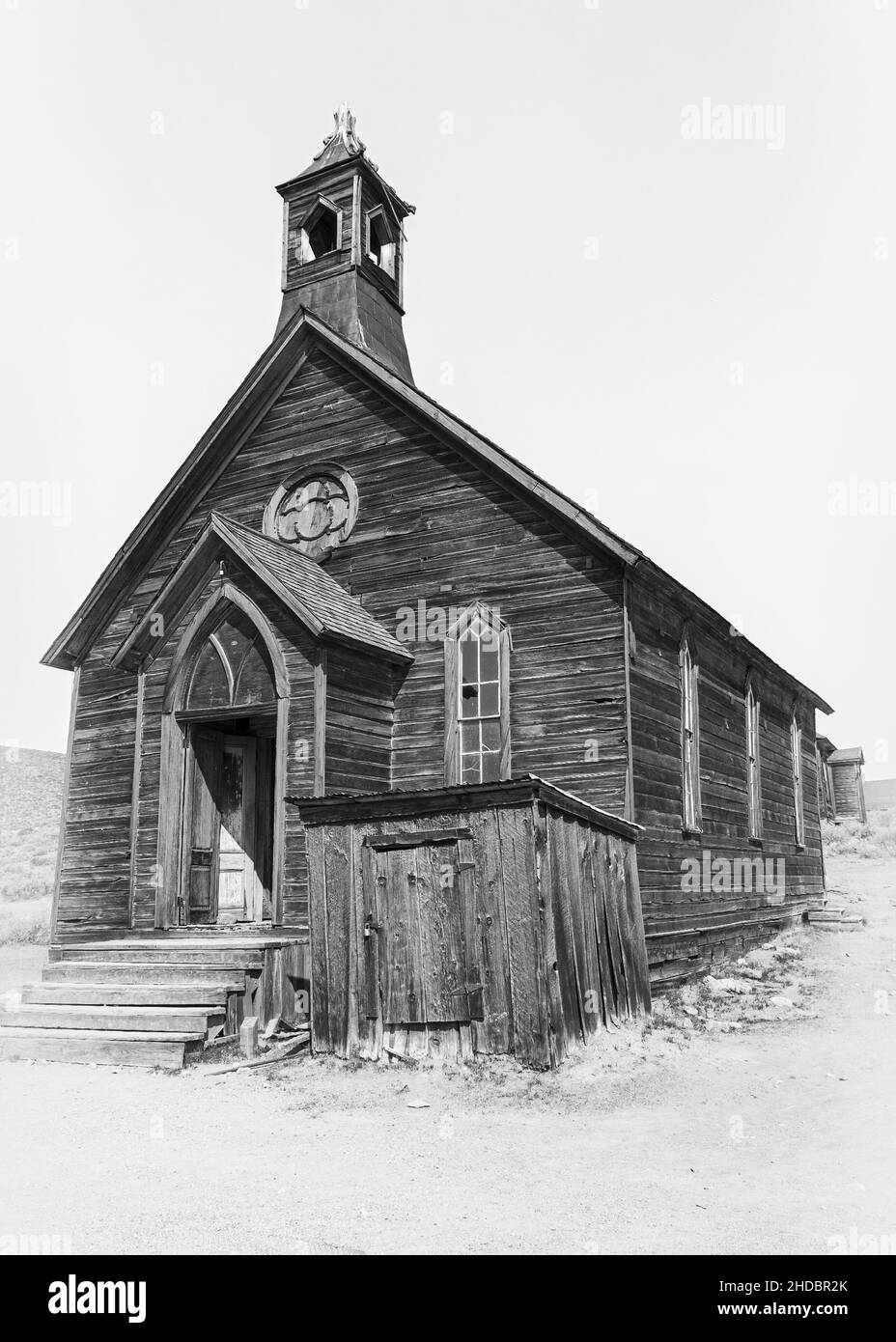 Présentation en noir et blanc de l'église méthodiste, parc national de Bodie, par une journée sans nuages et beaucoup d'espace de copie.Bodie est un mini or de Californie Banque D'Images