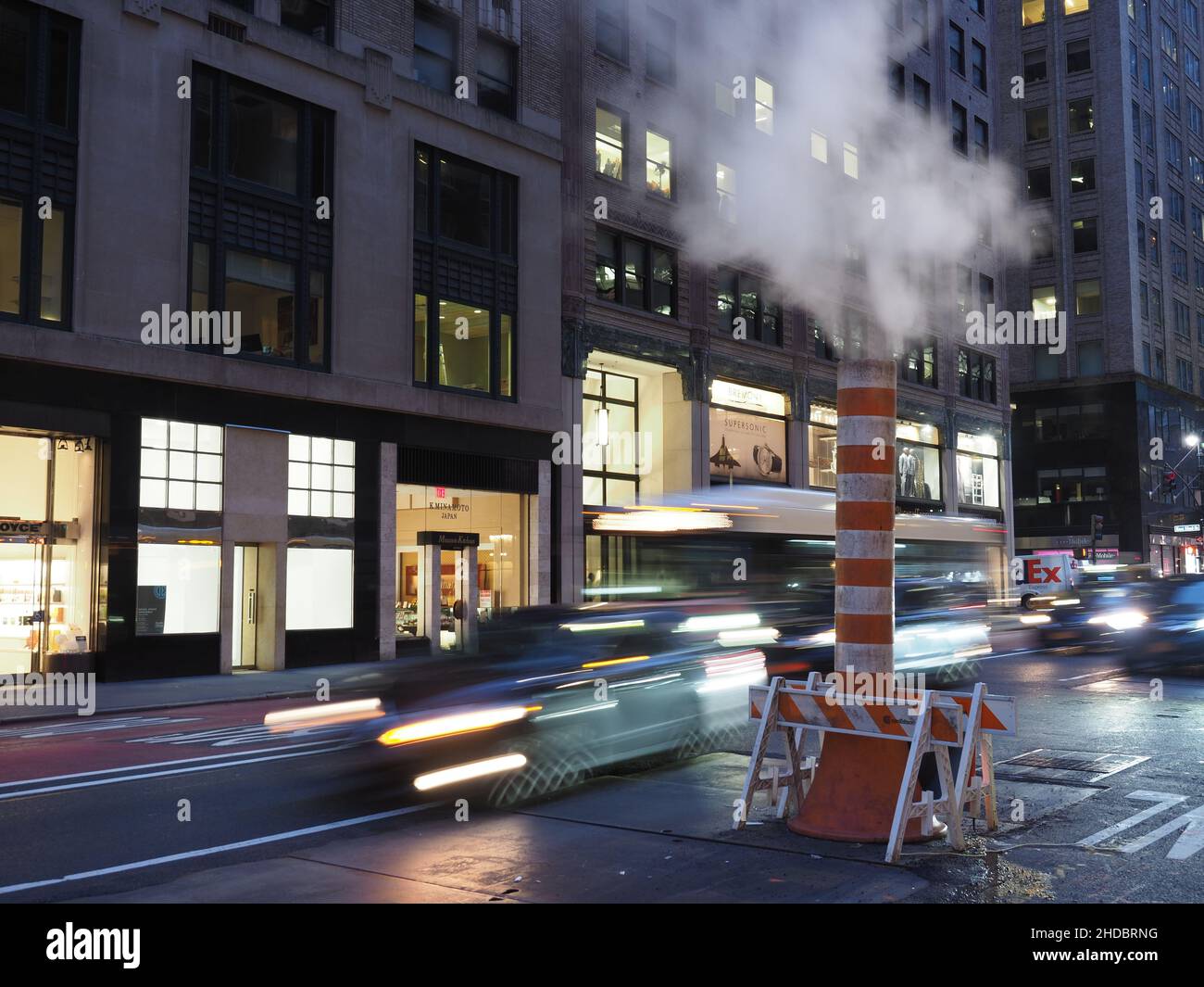 New York, États-Unis - 17 juin 2019 : image d'une cheminée à vapeur à longue exposition et contournement de la circulation près de Madison Avenue. Banque D'Images