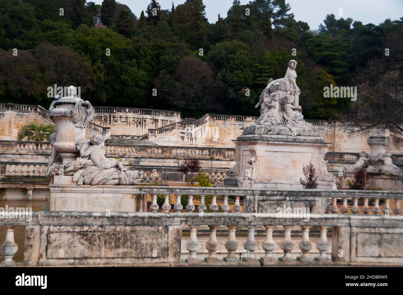 Roman les jardins de la Fontaine ou jardins de la Fontaine à Nîmes, France. Banque D'Images