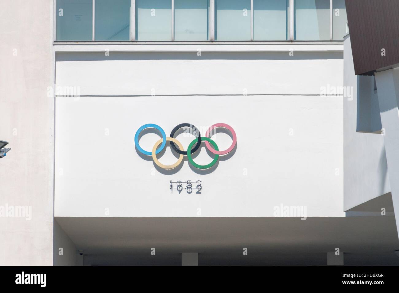 Helsinki, Finlande - 5 août 2021 : symbole des anneaux olympiques sur le stade olympique d'Helsinki. Banque D'Images