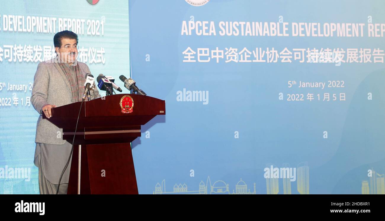 Islamabad, Pakistan.5th janvier 2022.Le Président du sénat pakistanais, Sadiq Sanjrani, prend la parole lors de la cérémonie de lancement du rapport 2021 sur le développement durable de l'Association des entreprises chinoises du Pakistan (APCEA), à Islamabad, capitale du Pakistan, le 5 janvier 2022.POUR ALLER AVEC 'Pakistan pour apprendre de la Chine sur l'industrialisation: président du sénat' crédit: Ahmad Kamal/Xinhua/Alamy Live News Banque D'Images