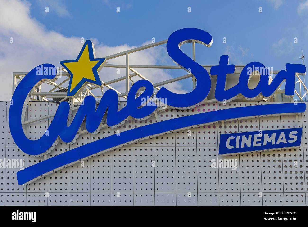 Belgrade, Serbie - 23 novembre 2021 : logo Big Blue Cine Star Cinemas au Top of Shopping Mall. Banque D'Images