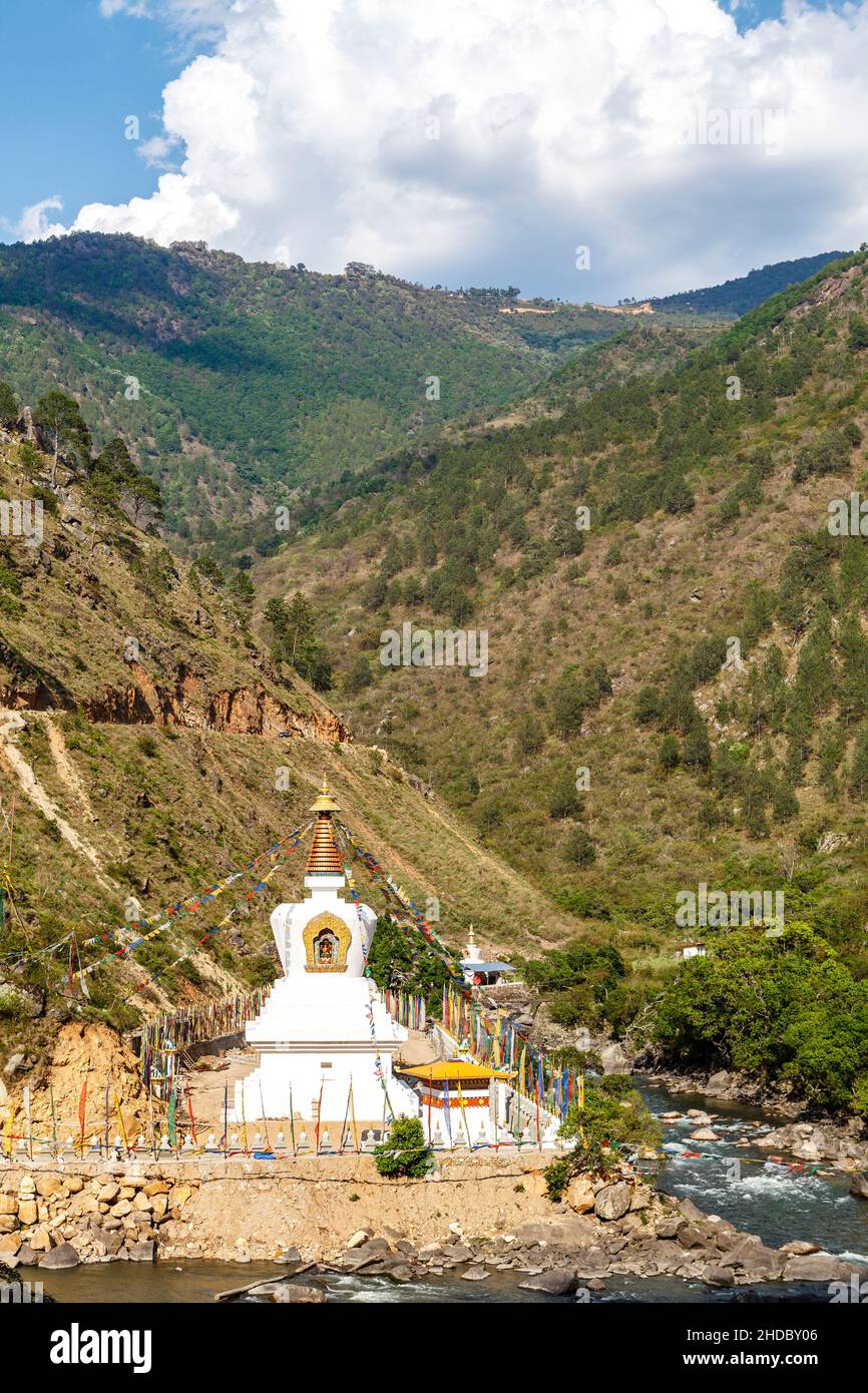 Chorten blanc dans les montagnes de l'est du Bhoutan, en Asie Banque D'Images