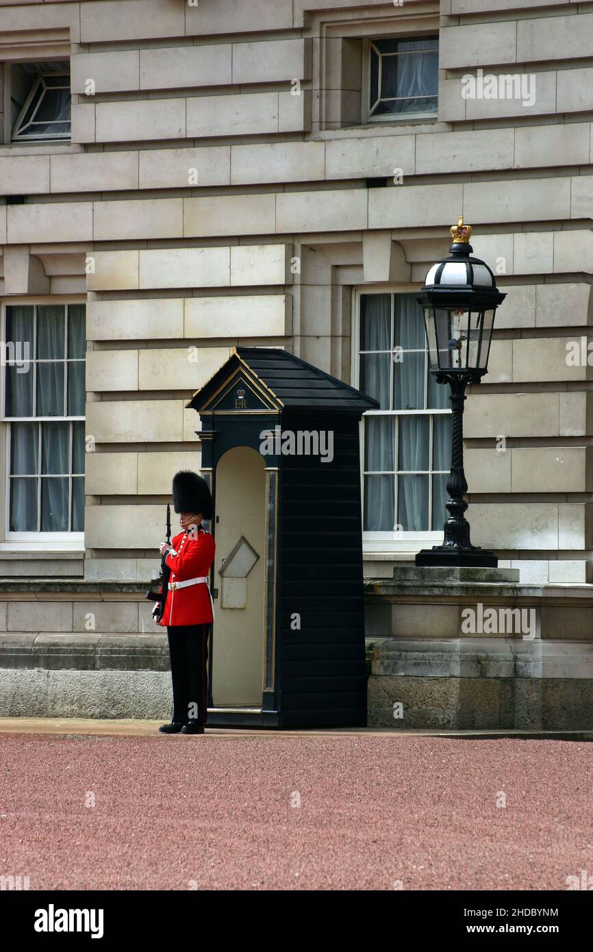 Garde devant le palais de Buckingam, Londres, Royaume-Uni. Banque D'Images