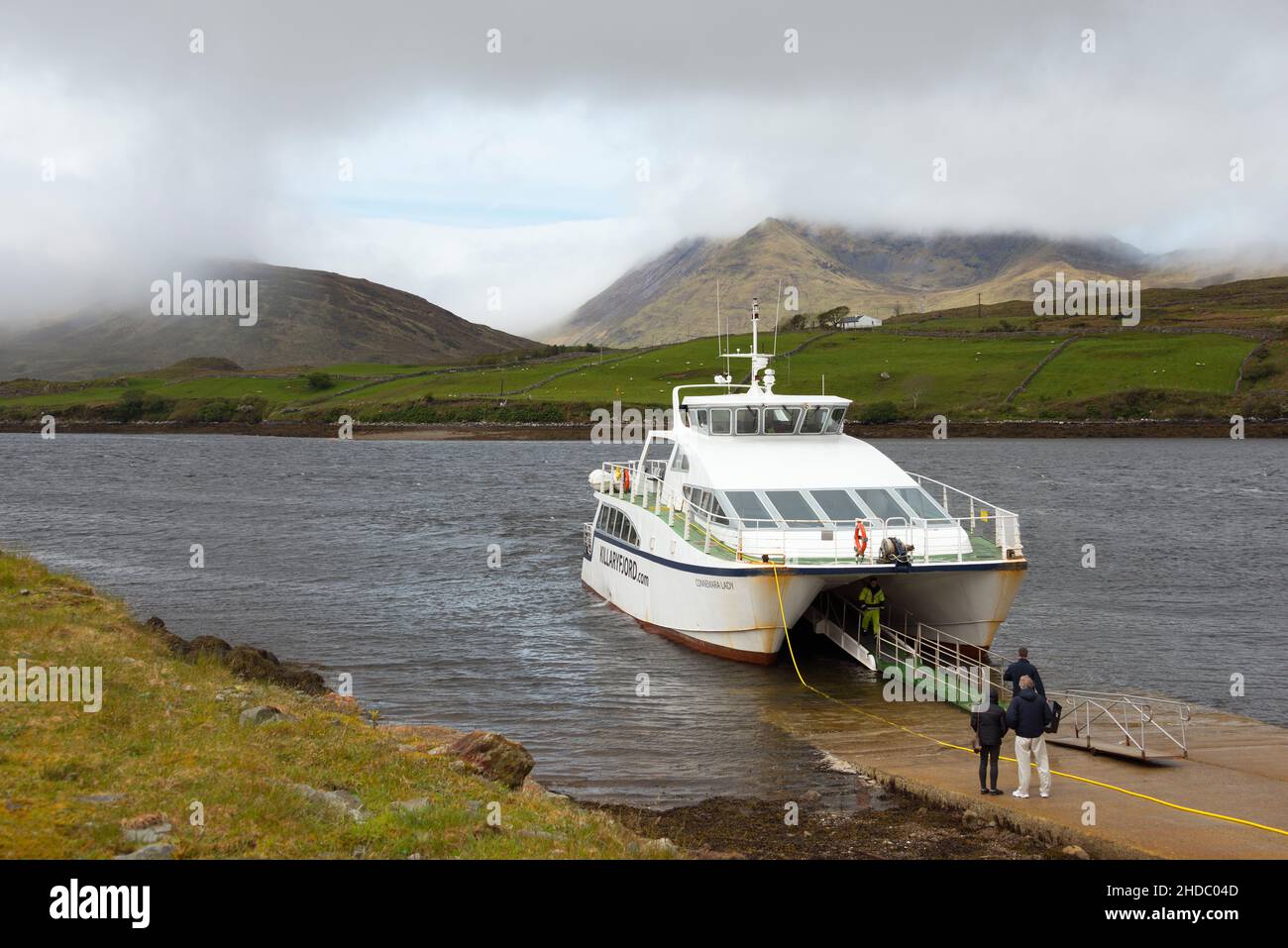 Boot, du port de Killary, Fjord, Irlande, Grossbritannien, Katamaran Banque D'Images