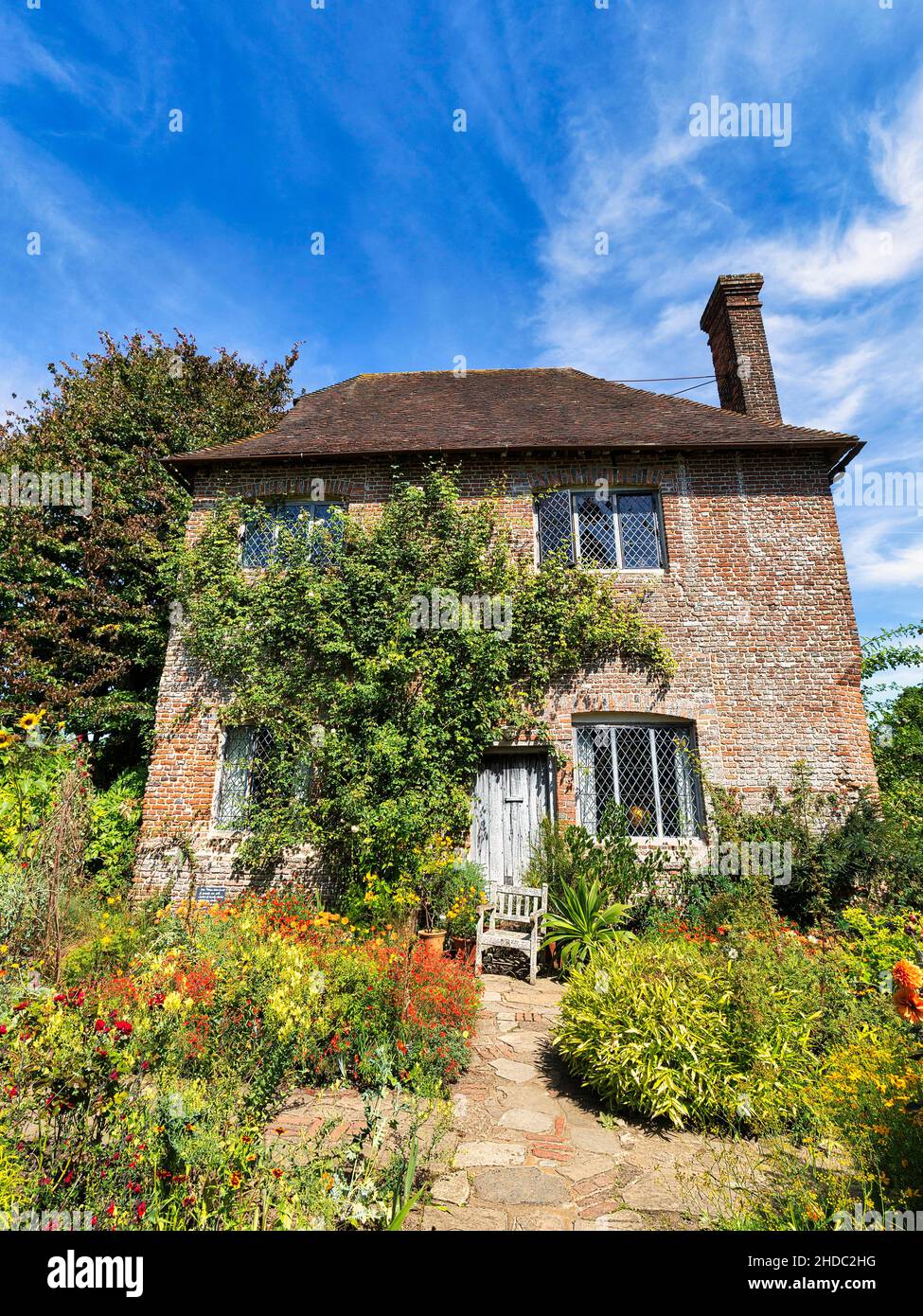 Cottage en briques rouges avec jardin fleuri, South Cottage, Château et jardin de Sissinghurst, Cranbrook, Kent, Angleterre, Royaume-Uni Banque D'Images