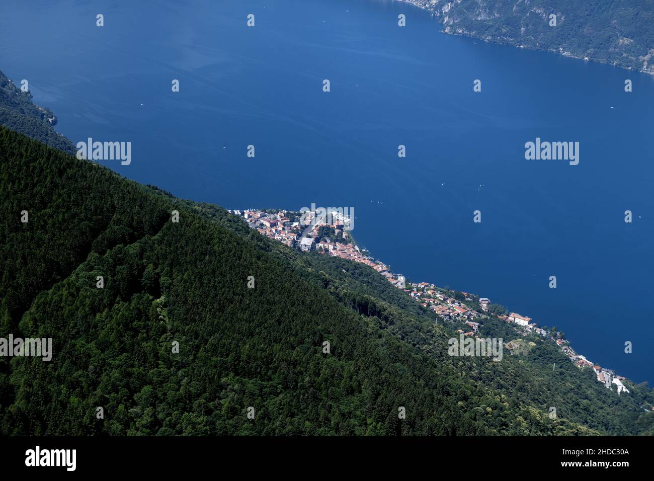 Vue de dessus sur le lac de Côme et les Alpes l'entourent lors d'un trekking d'été. Banque D'Images