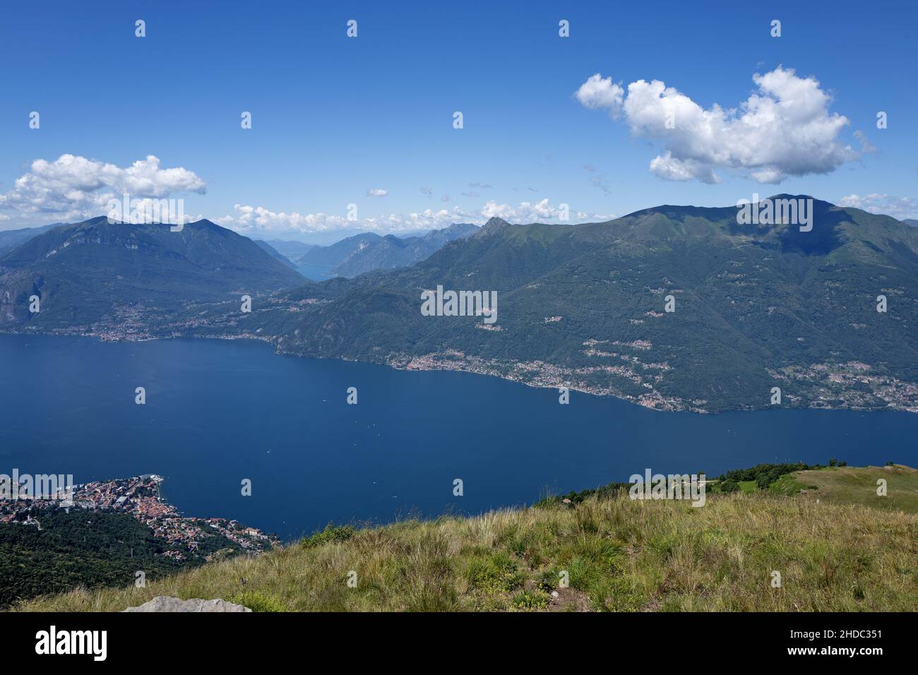 Vue de dessus sur le lac de Côme et les Alpes l'entourent lors d'un trekking d'été. Banque D'Images