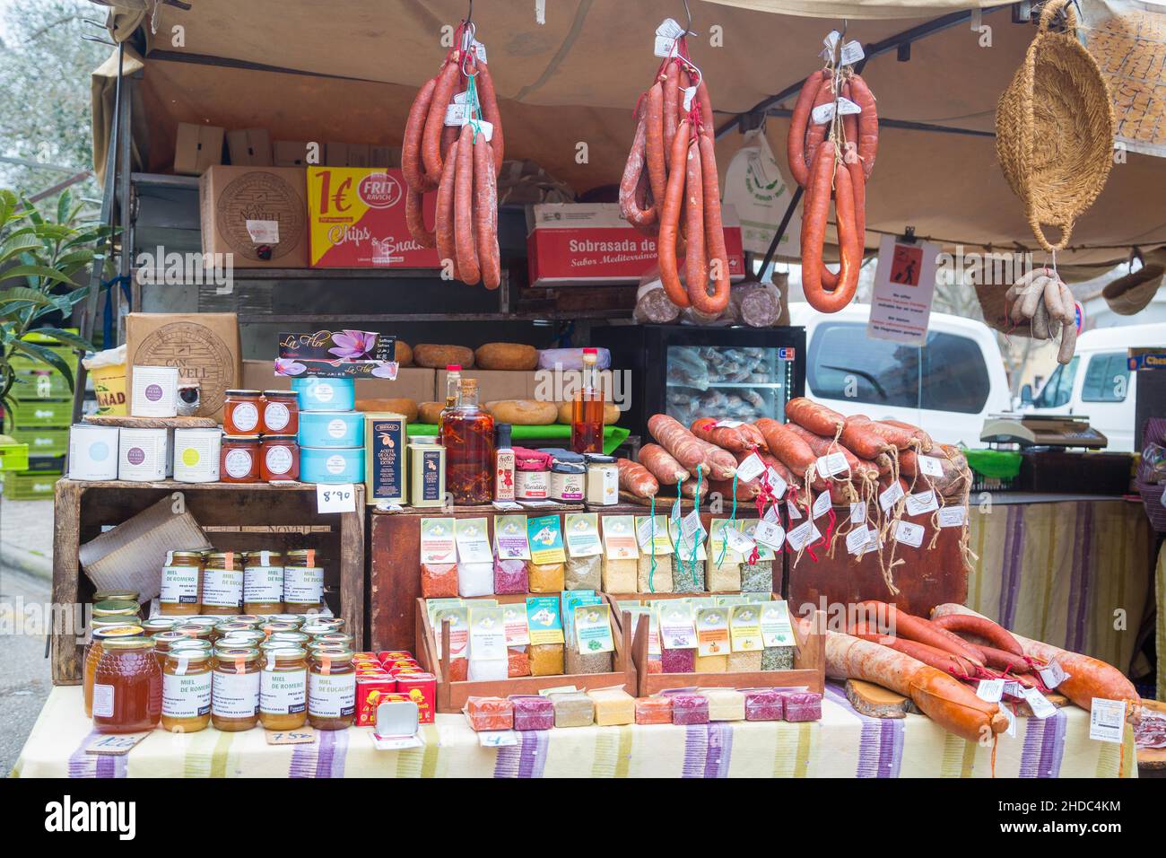 Marché avec saucisses et produits locaux, marché hebdomadaire historique, Sineu, Majorque, Espagne Banque D'Images