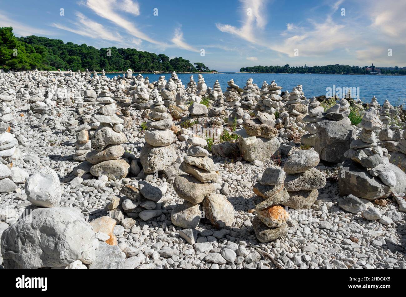 Pyramides en pierres sur la mer Banque D'Images