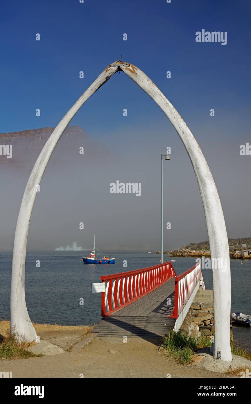 Porte en baleine devant une jetée, Fog, la porte d'un autre monde, Disko Island, Disko Bay, Qeqertarsuaq, Arctic,Groenland, Arctique, Danemark, Nort Banque D'Images