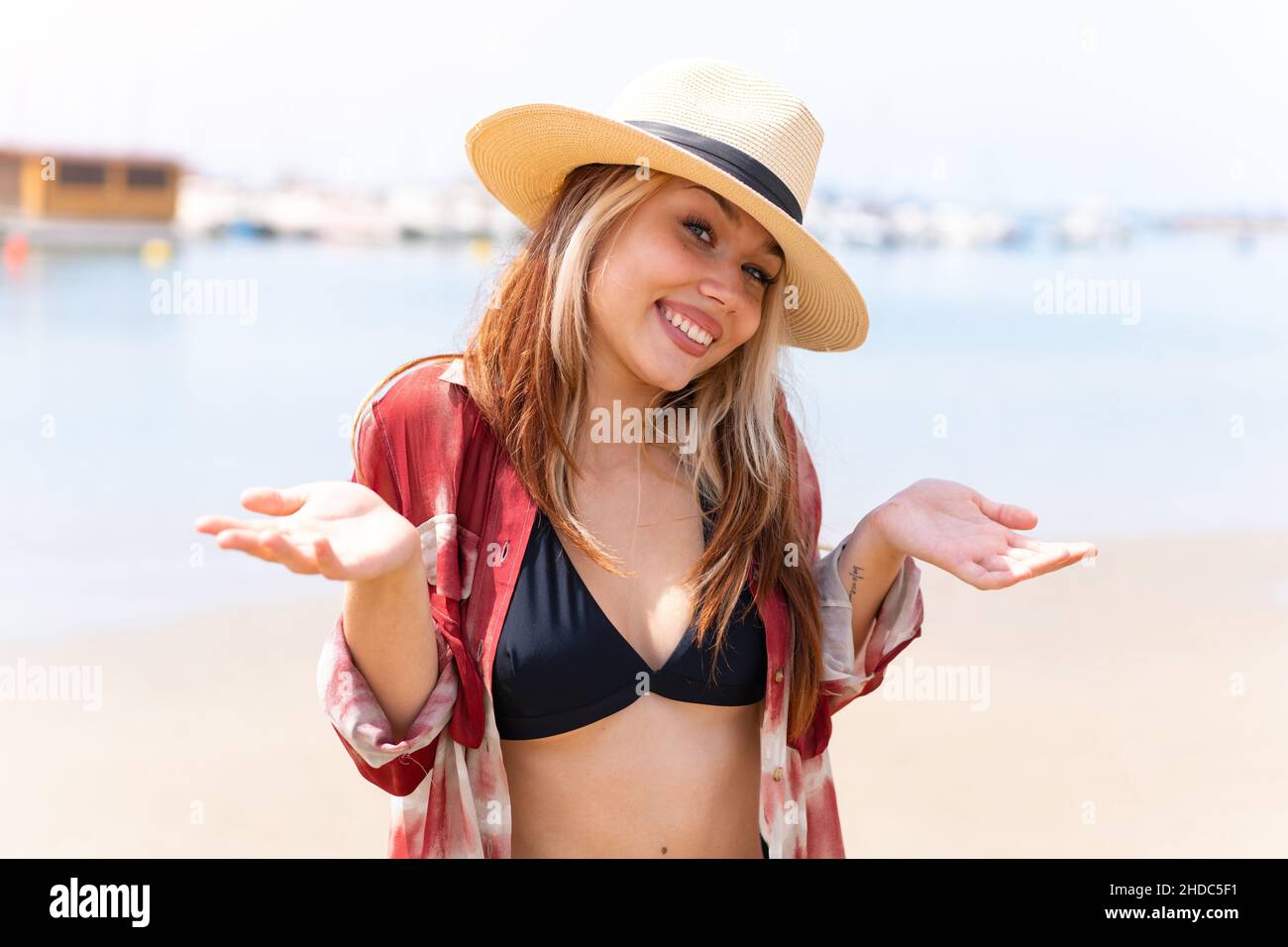 Jeune jolie femme en vacances d'été à la plage souriante Banque D'Images