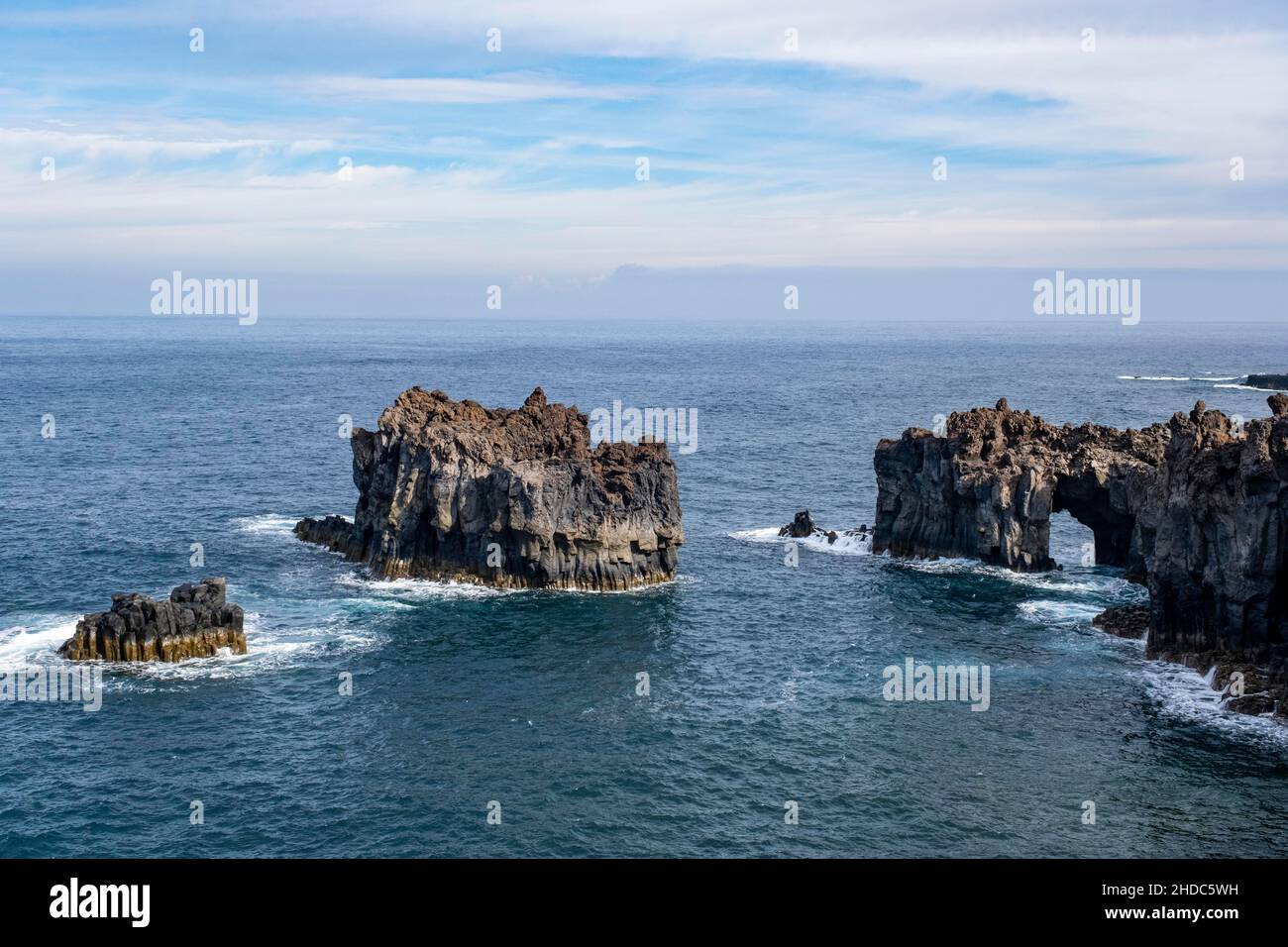 Côte de lave rocheuse avec porte rocheuse, Punta de la Dehesa, El Hierro, îles Canaries, Espagne Banque D'Images