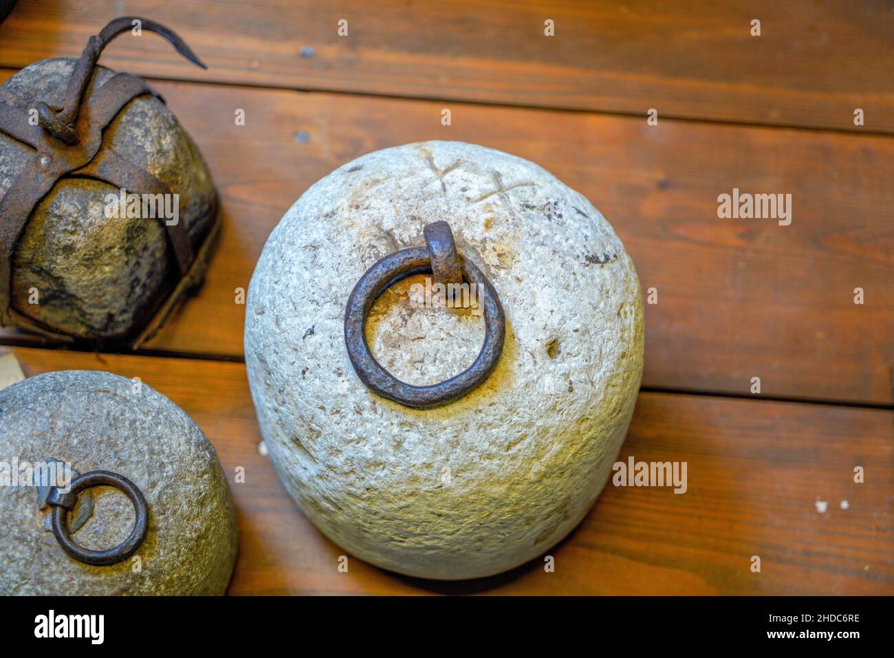 Vue de dessus de Rusty petit poids en pierre, antiquités d'époque sur une surface en bois Banque D'Images