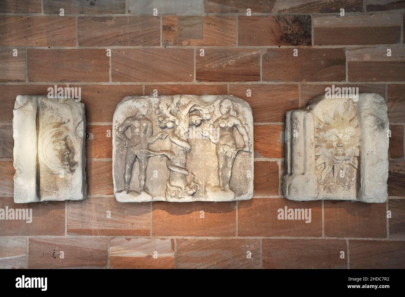 Panneau de relief original, 16th siècle du soleil, de la lune et de la chute de l'homme dans la cour de la Tucherschloss, Nuremberg, moyenne-Franconie, Bavière, Banque D'Images