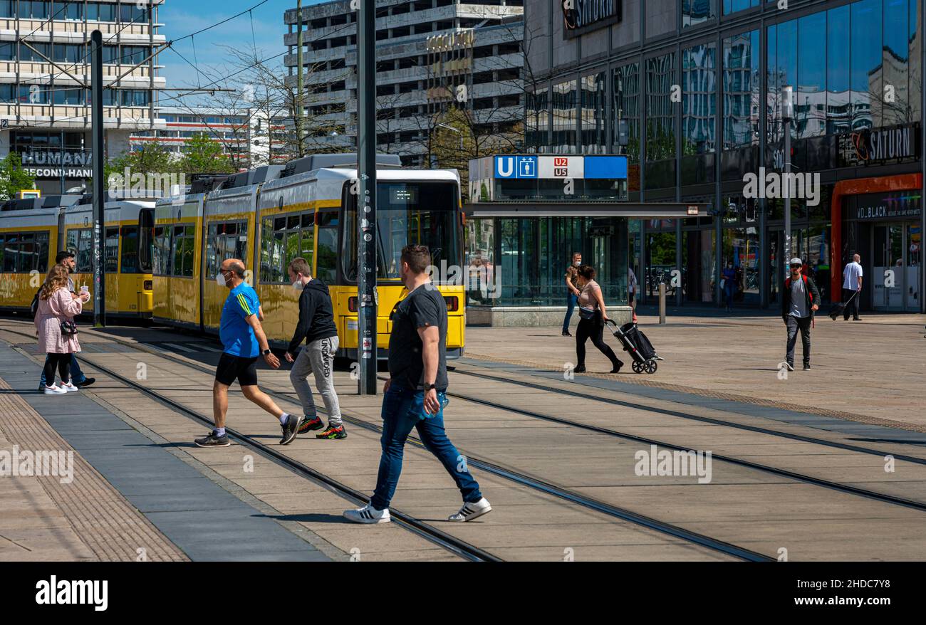 Trams de transports en commun à Alexanderplatz, Berlin, Allemagne, Europe Banque D'Images