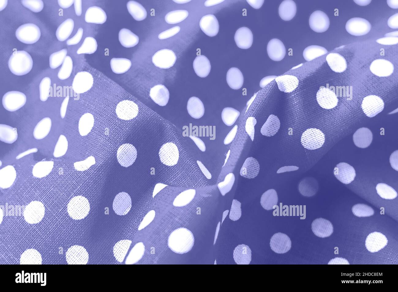 Très tendance couleur peri de l'année 2022, bleu violet, point de polka sur toile textile coton texture de fond.Tissu lavande froissé avec imprimé Whi Banque D'Images