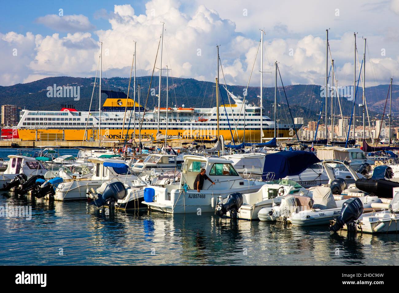 Port de pêche pittoresque avec ferry en arrière-plan, Ajaccio, Corse, Ajaccio, Corse,France Banque D'Images