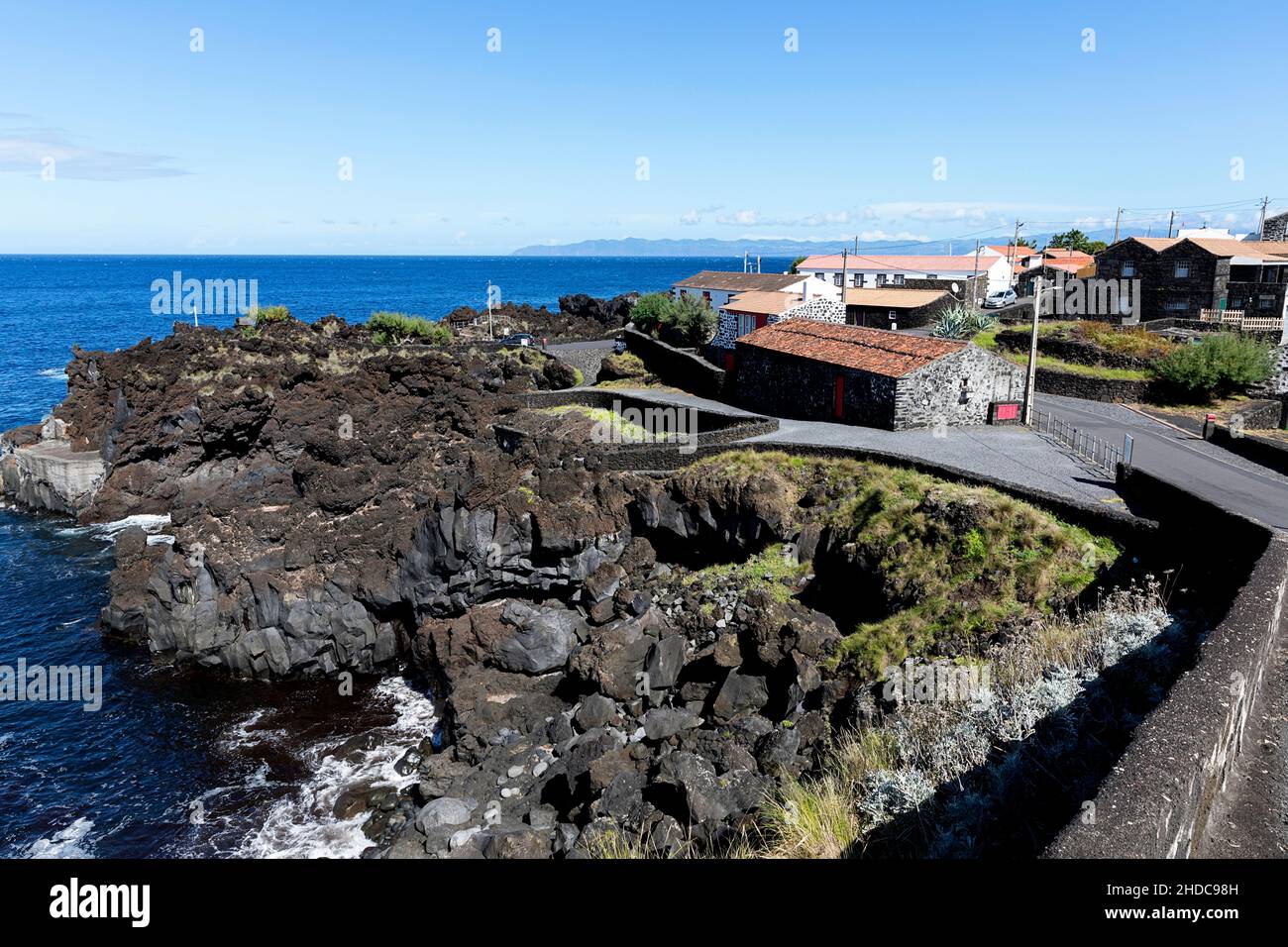 Falaises de lave de Cachorro, Porto Cachorro, Portugal, Açores, Pico Banque D'Images