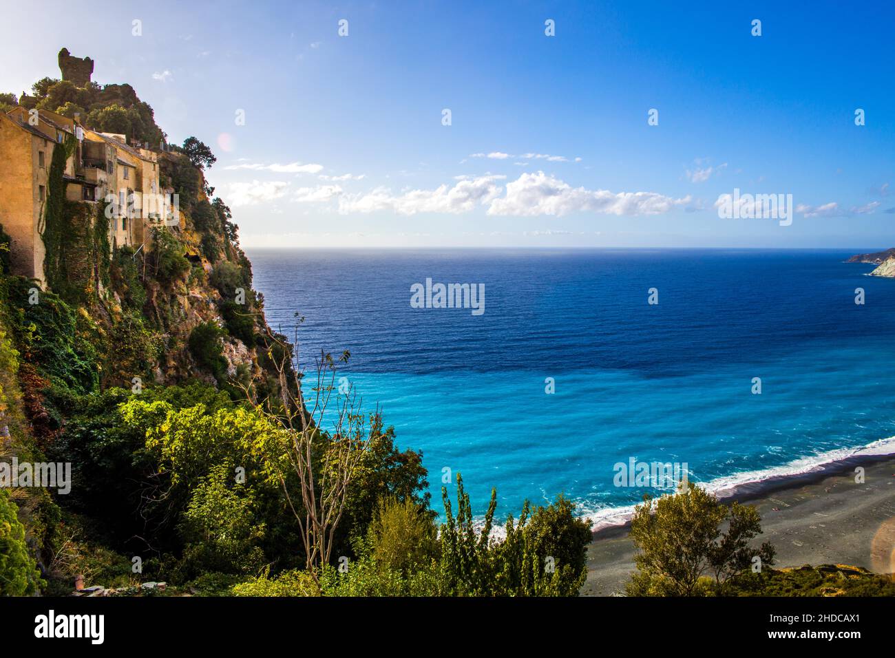 Nonza sur la colline avec plage noire, Cap Corse, Corse, Nonza, Corse,France, Europe Banque D'Images