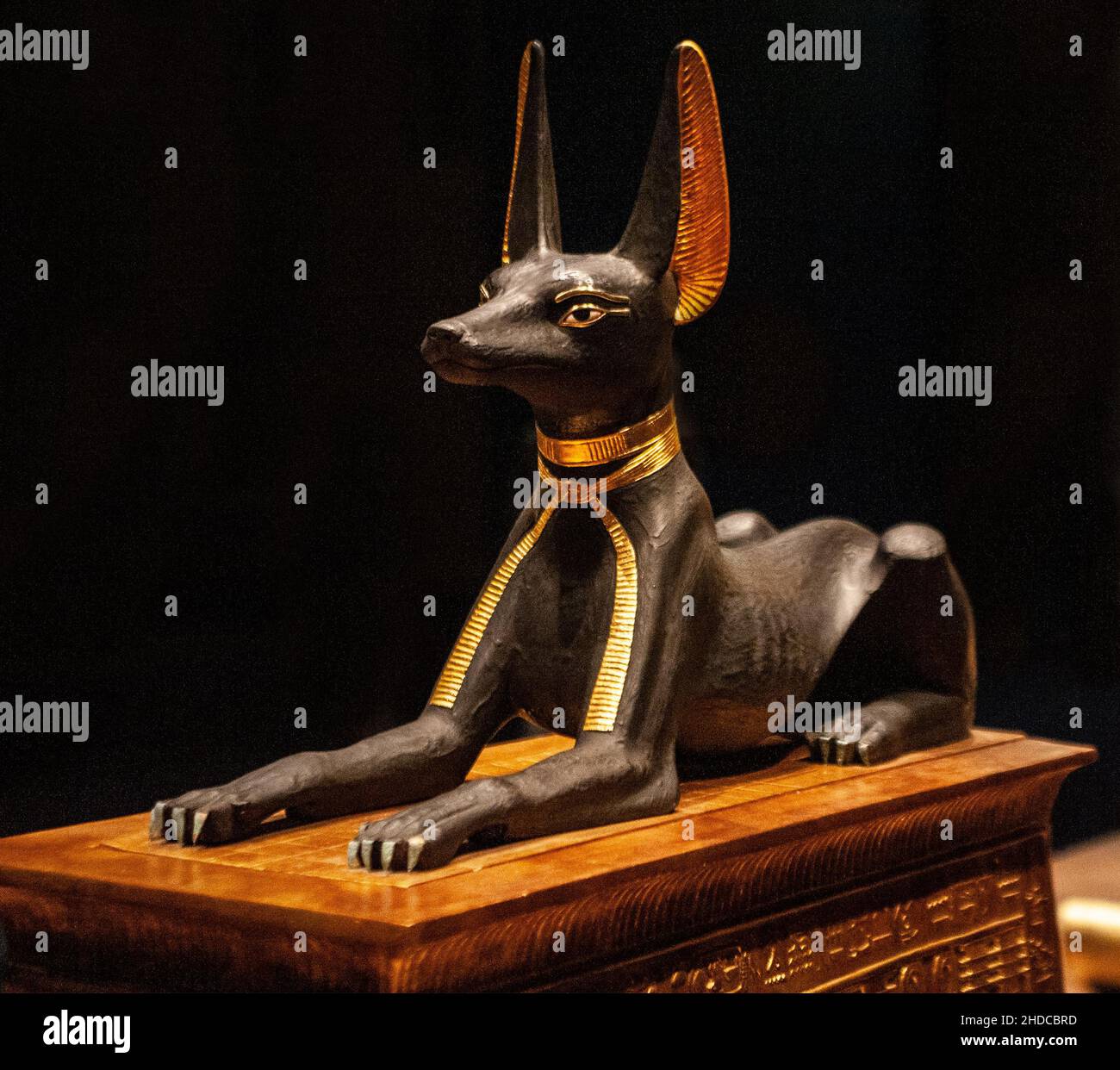 Soutien au sanctuaire avec la figure d'Anubis, montrant la fonction de gardien du dieu, les trésors tombeau de Toutankhamon, la sensation archéologique du monde, repl Banque D'Images