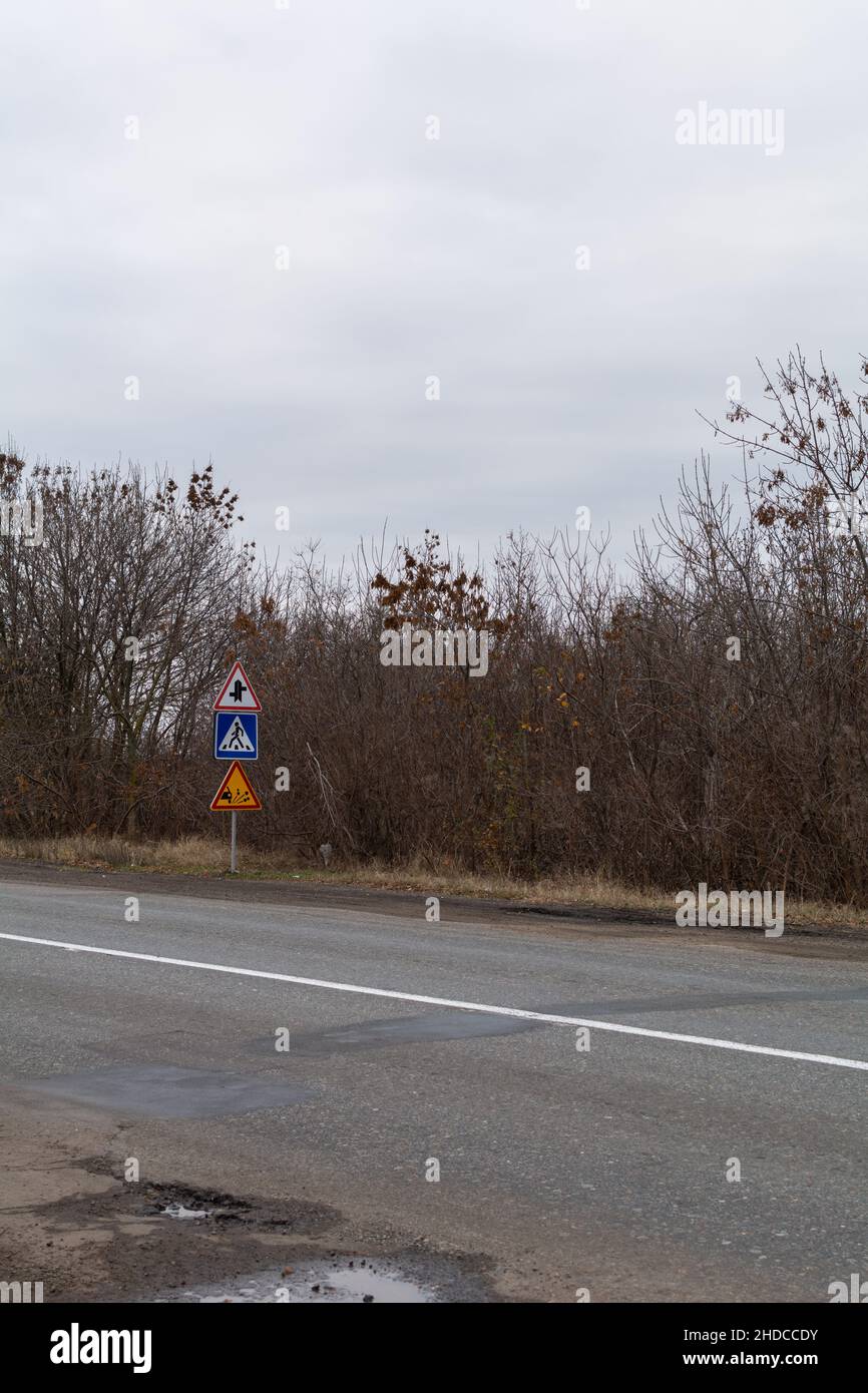 Panneaux de signalisation, de haut en bas intersections incontrôlées, passage pour piétons, Ejection de gravier Banque D'Images