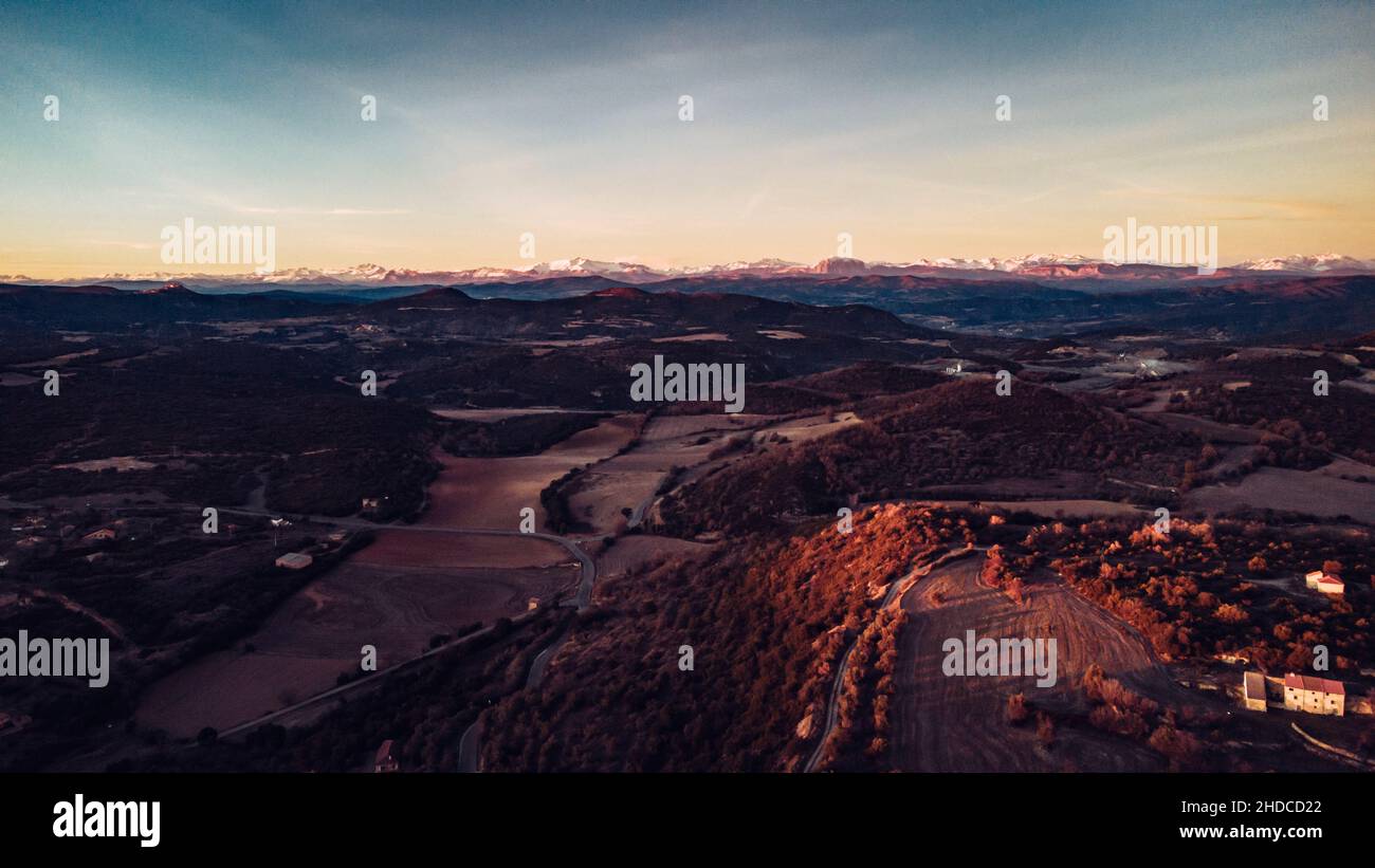 Vue de loin des pyrénées enneigées Banque D'Images