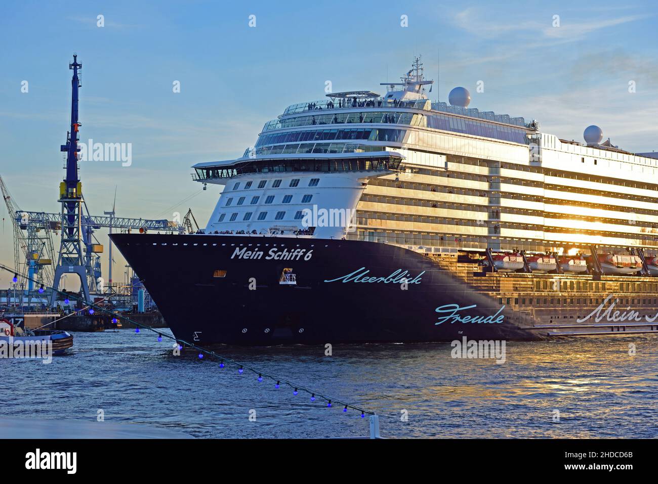 Europe, Allemagne, Hambourg, Elbe, Passagierschiff,Mein Schiff 6, einlaufend, Liens Schwimmdock, Abendlicht, Banque D'Images