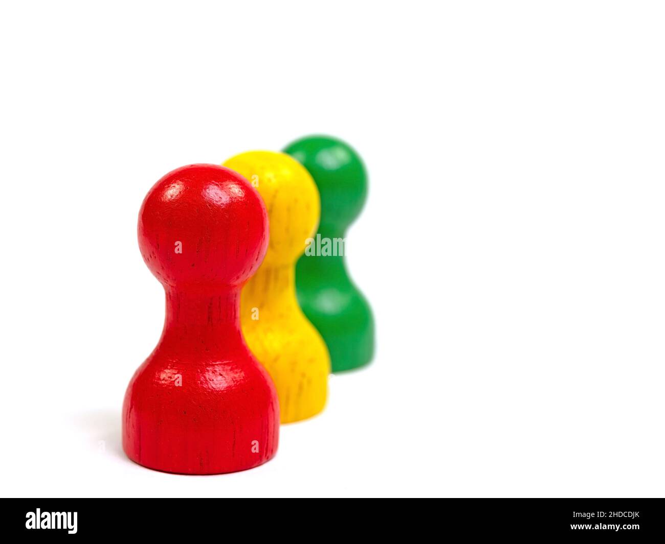Trois cônes en bois colorés sur fond blanc Banque D'Images